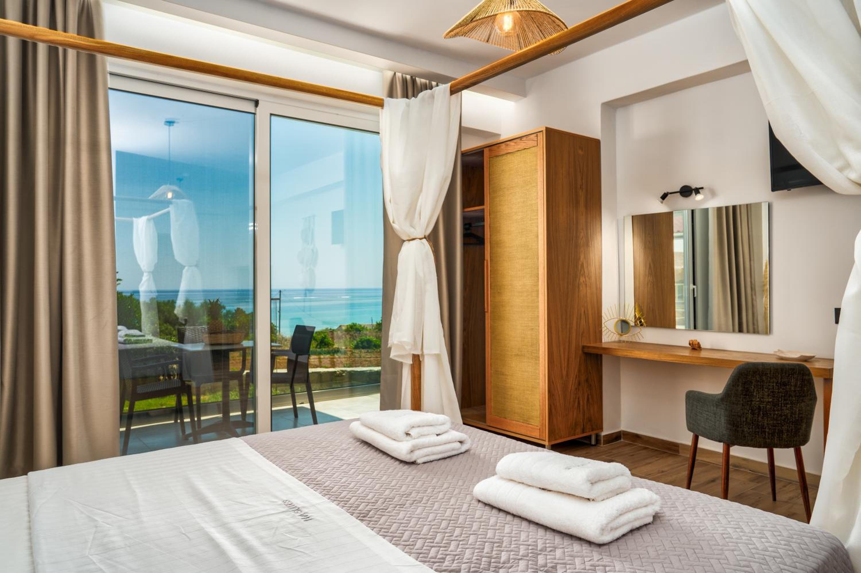 Deluxe Queen Suite - Photo 7