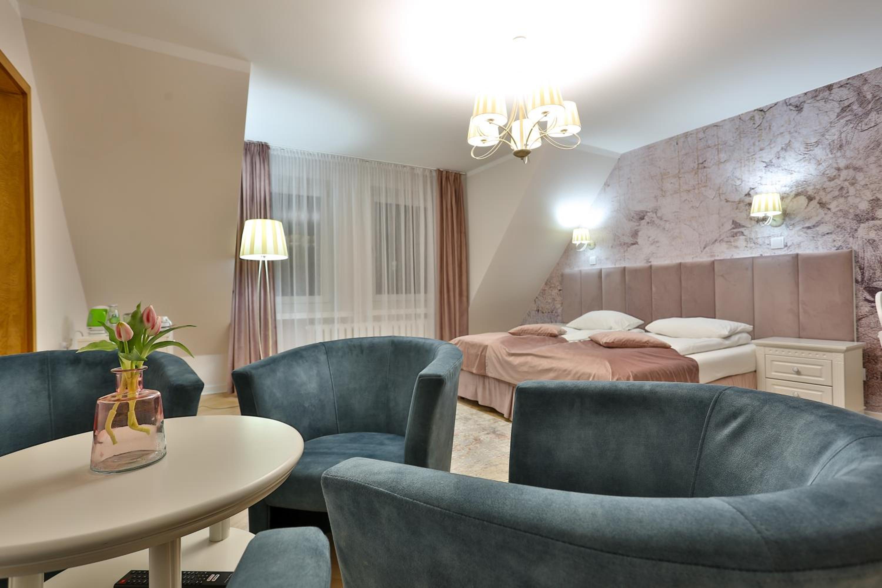 Deluxe Queen Room - Photo 9