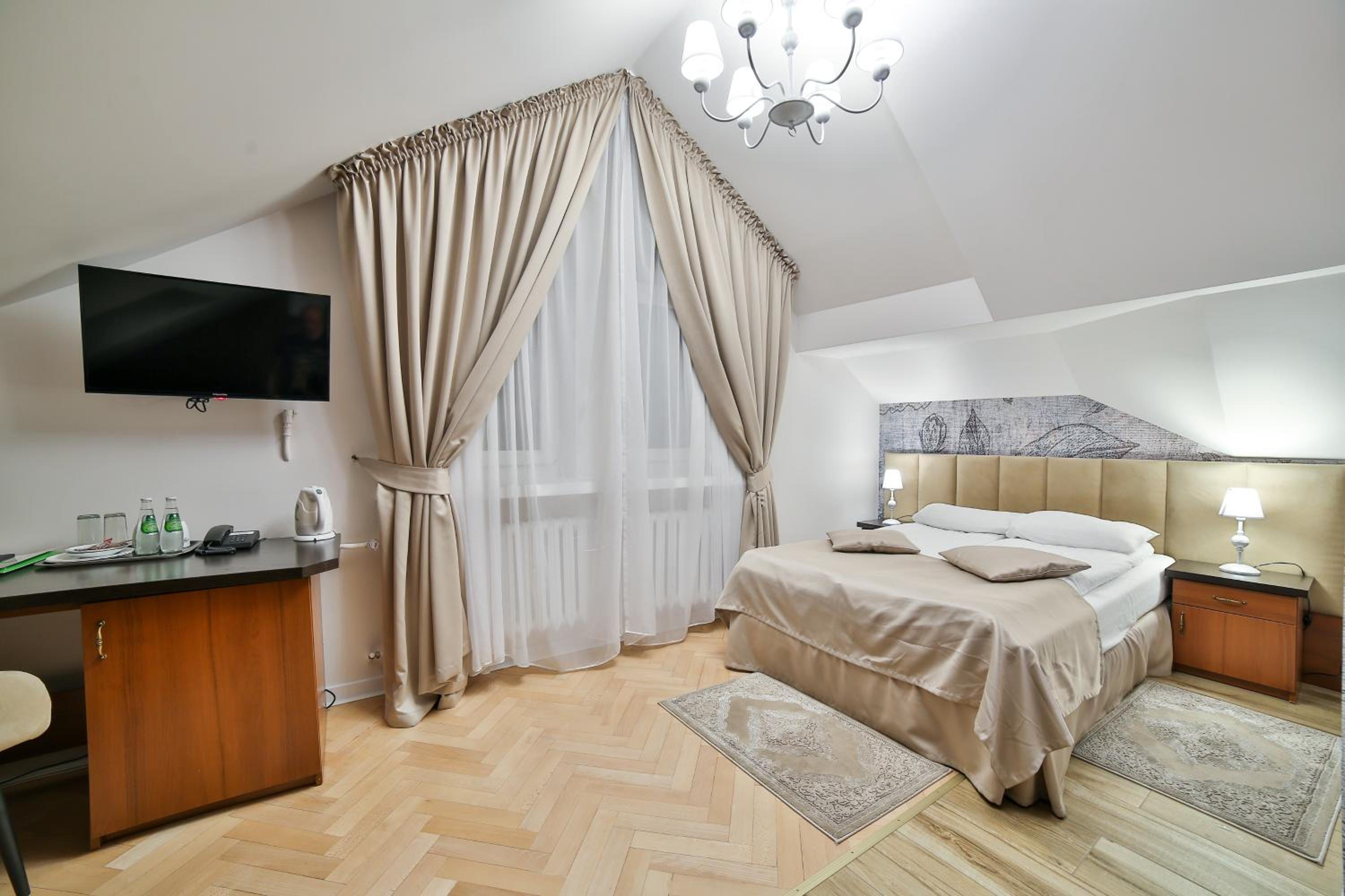 Deluxe Queen Room - Photo 8