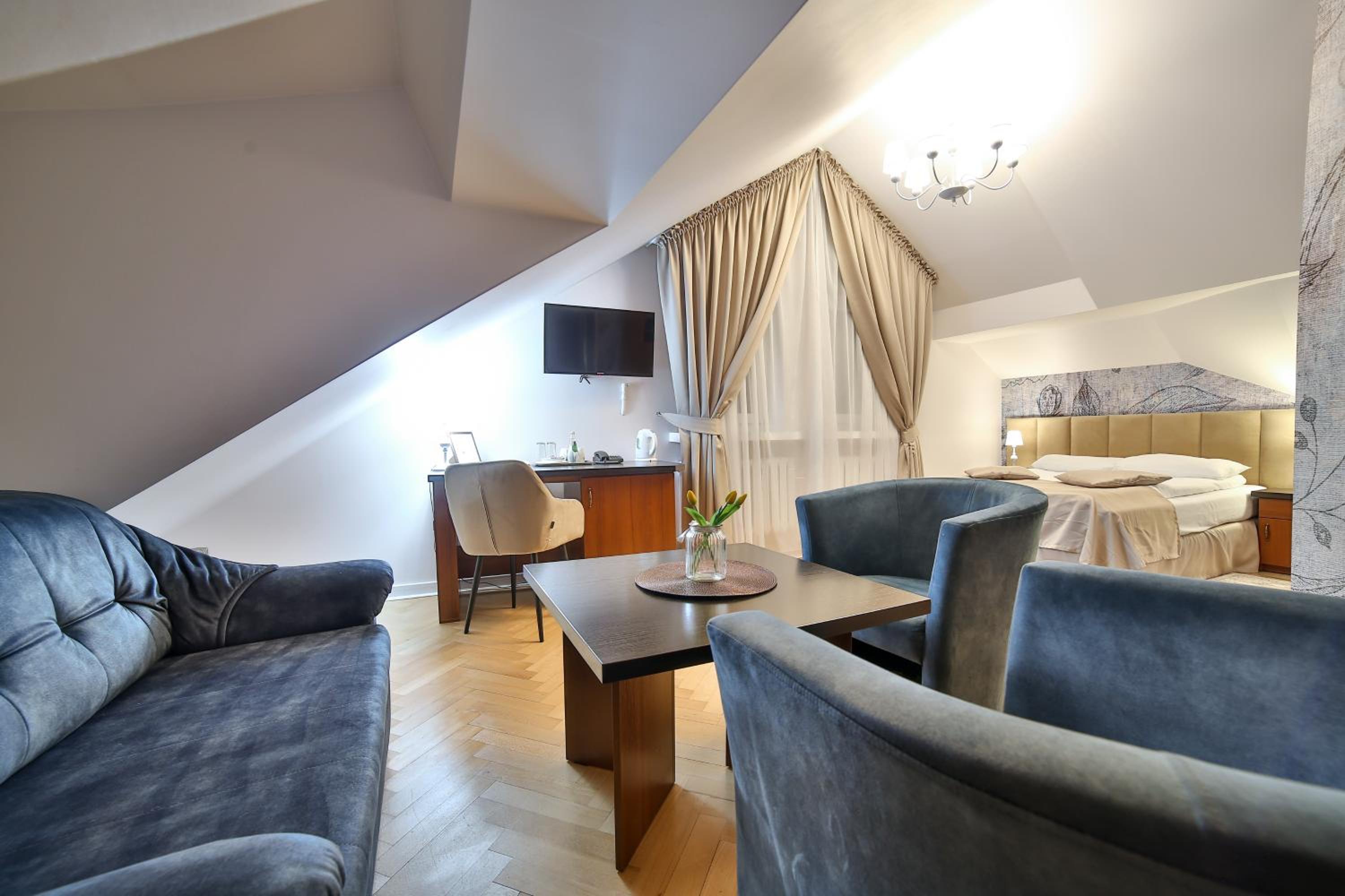 Deluxe Queen Room - Photo 7