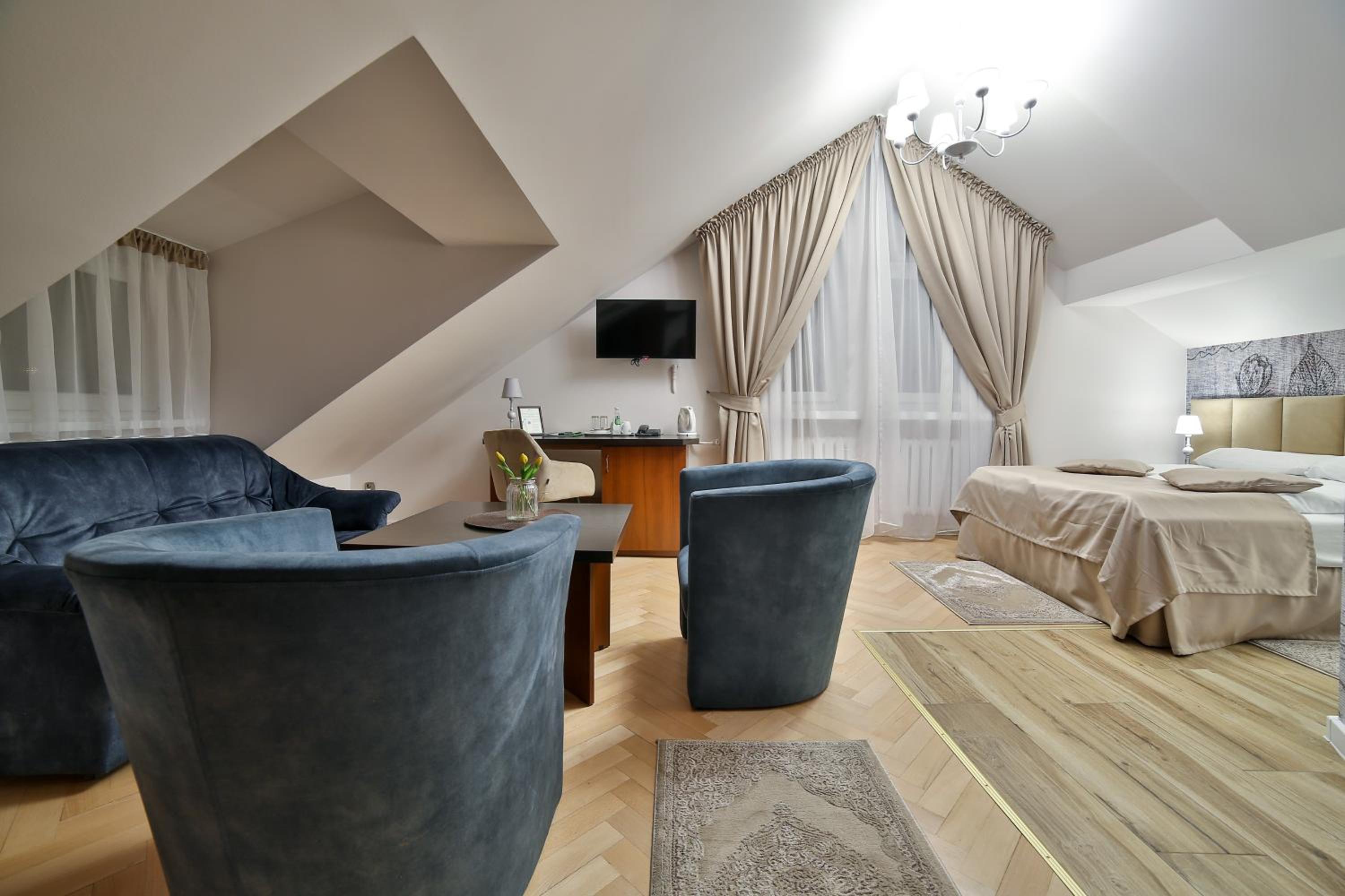 Deluxe Queen Room - Photo 6