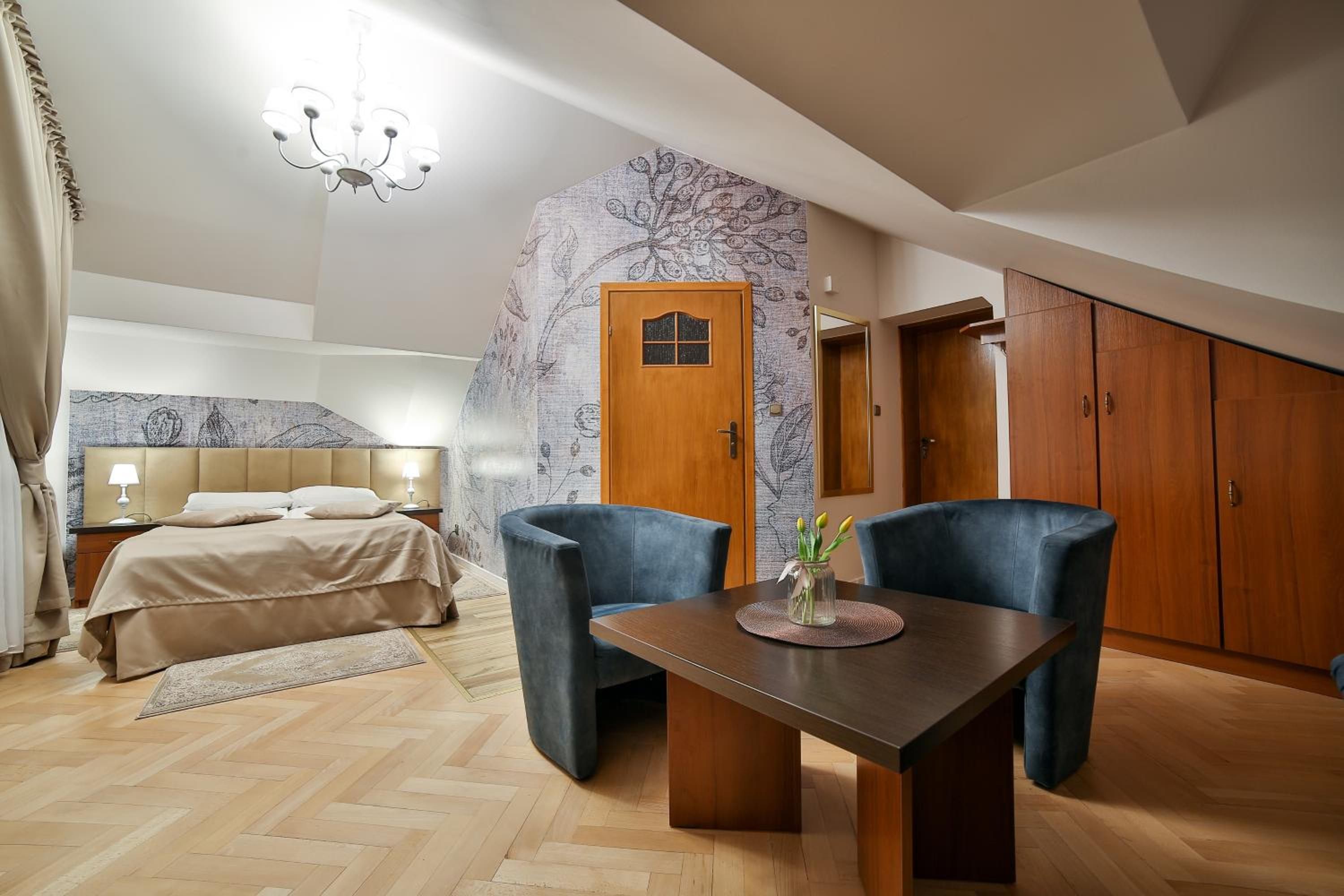 Deluxe Queen Room - Photo 1