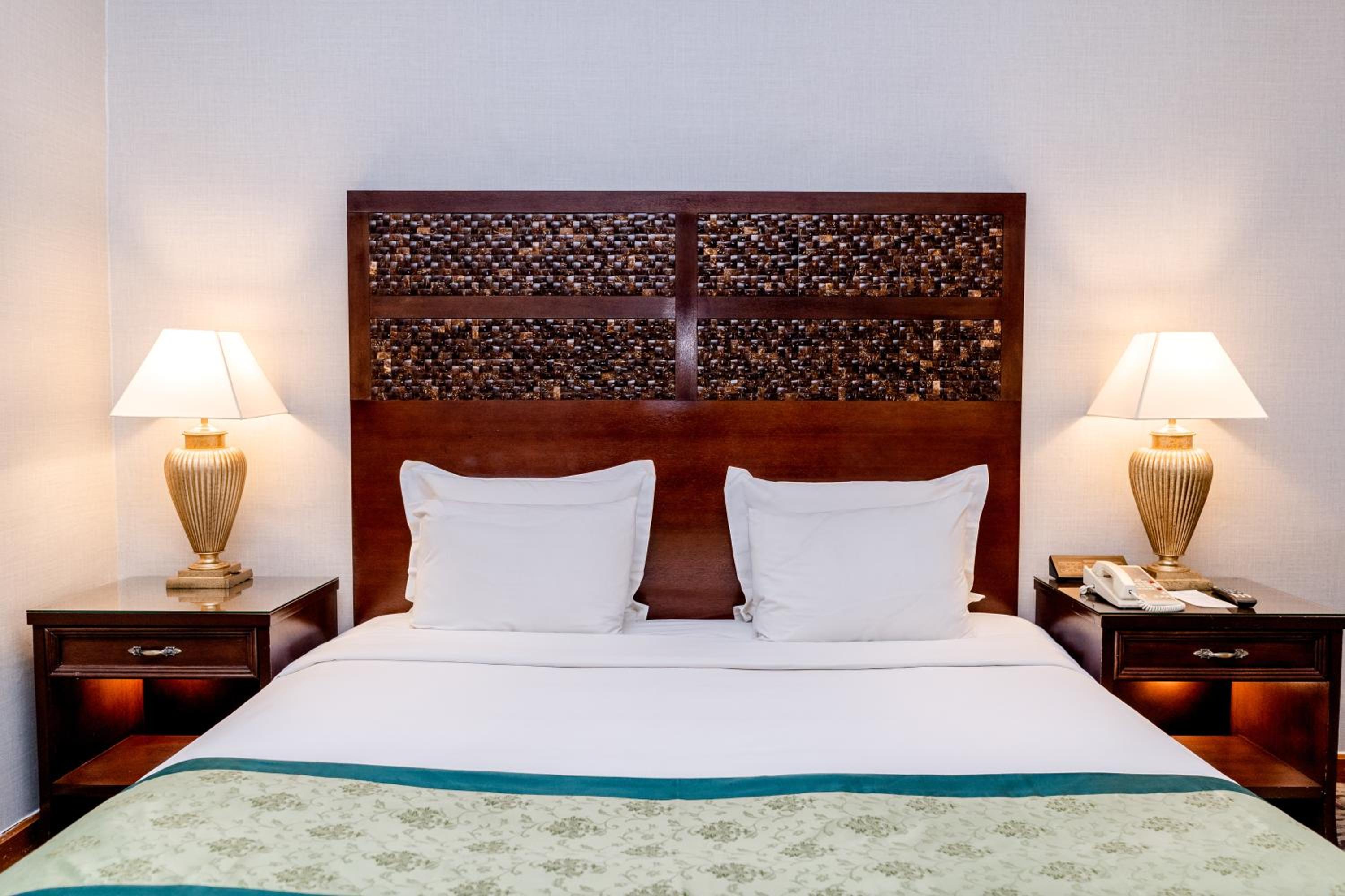Deluxe King Room - Photo 2