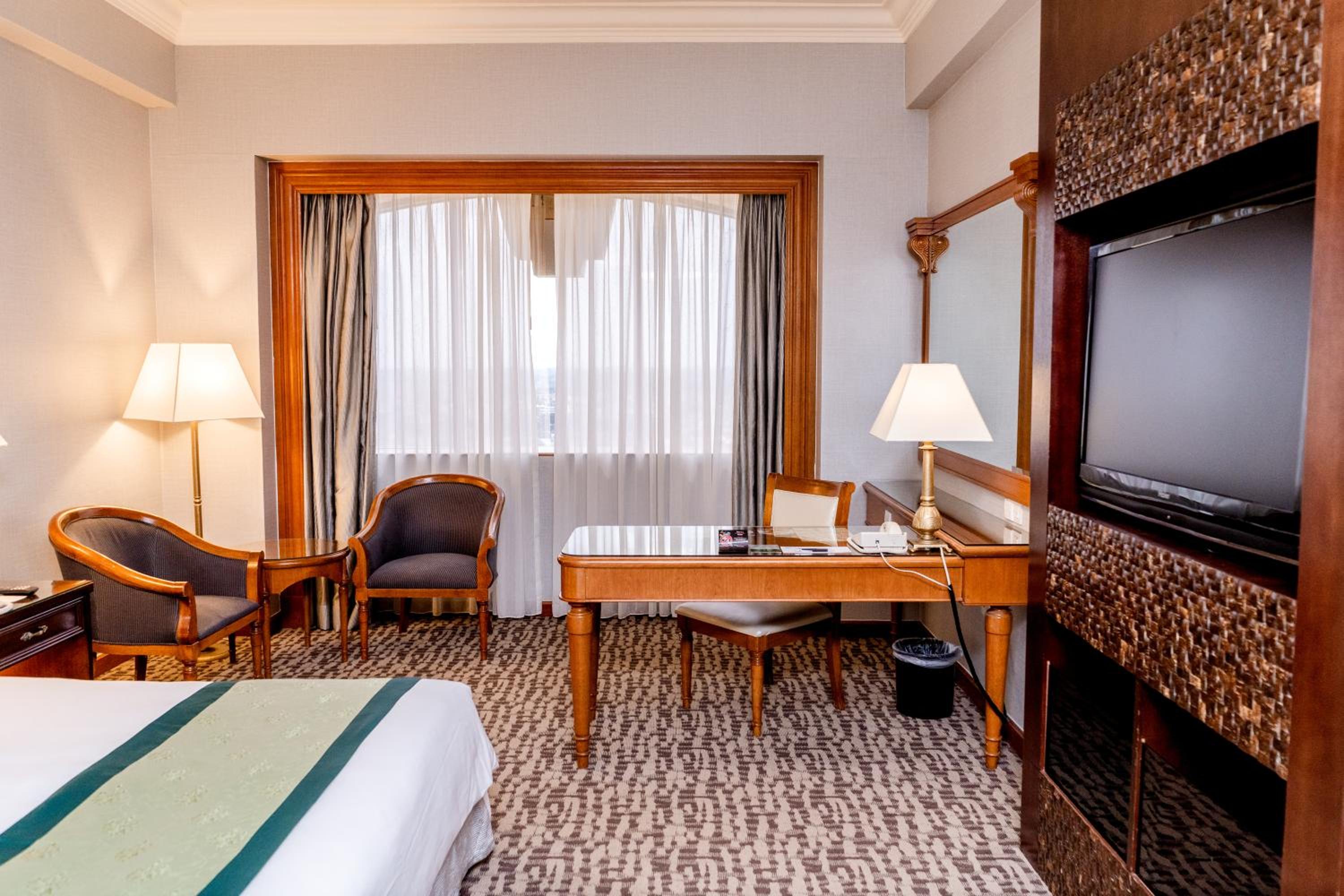 Deluxe King Room - Photo 3