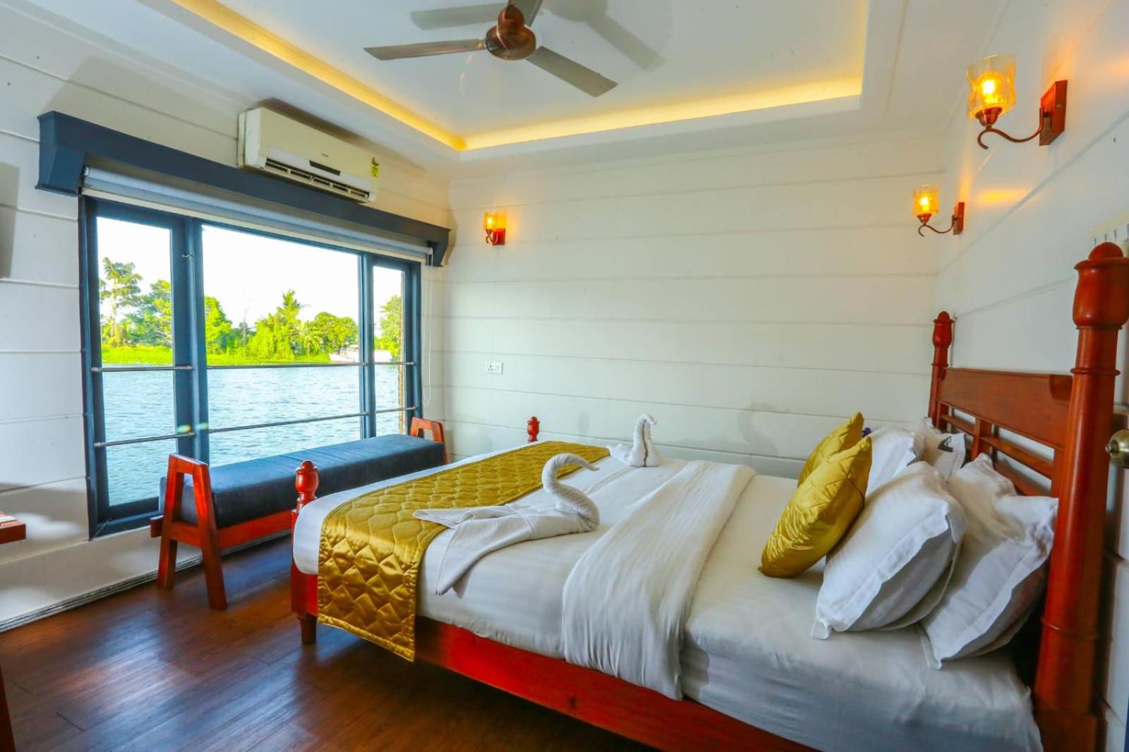 Deluxe Double Room with Balcony photo 1