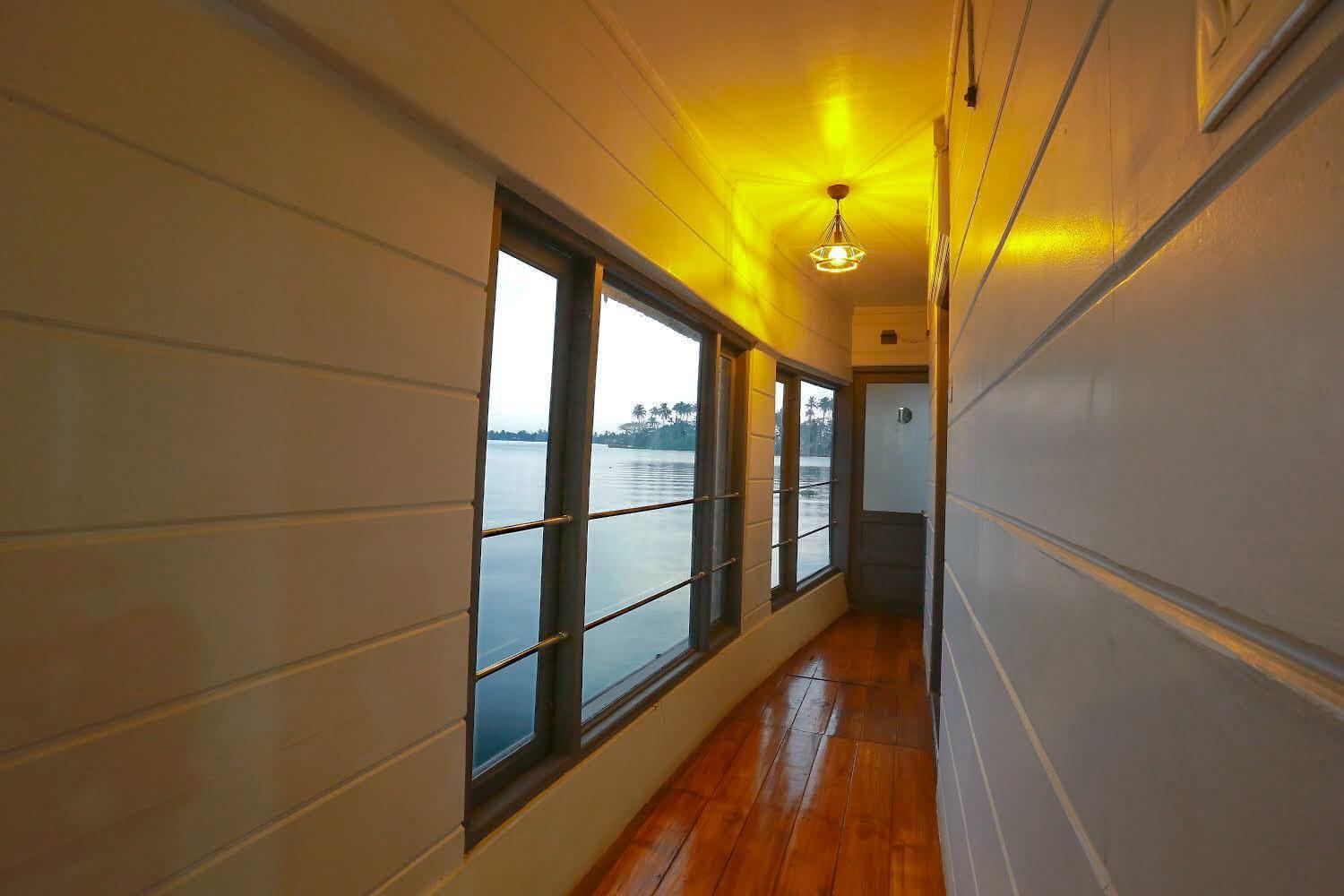 King Room with Lake View photo 1