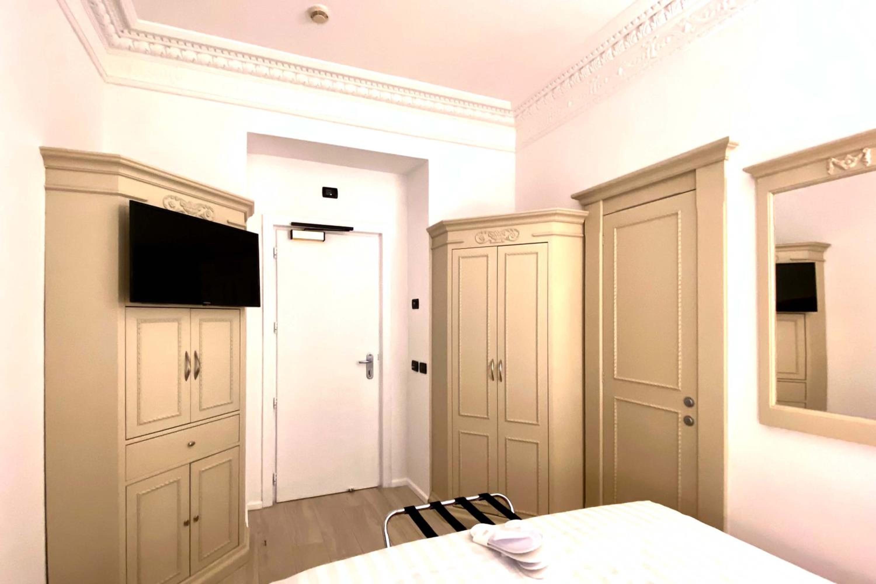 Small Double Classic Room photo 2