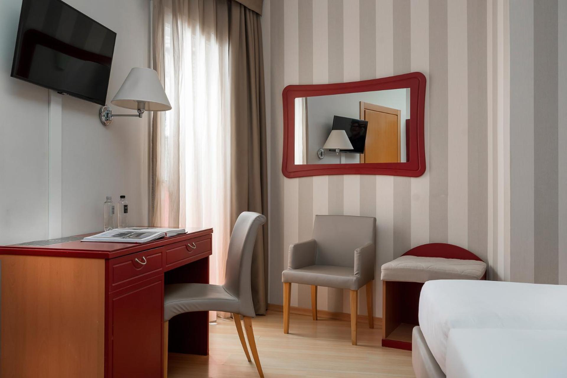 Double or Twin Room with Partial Sea View photo 1