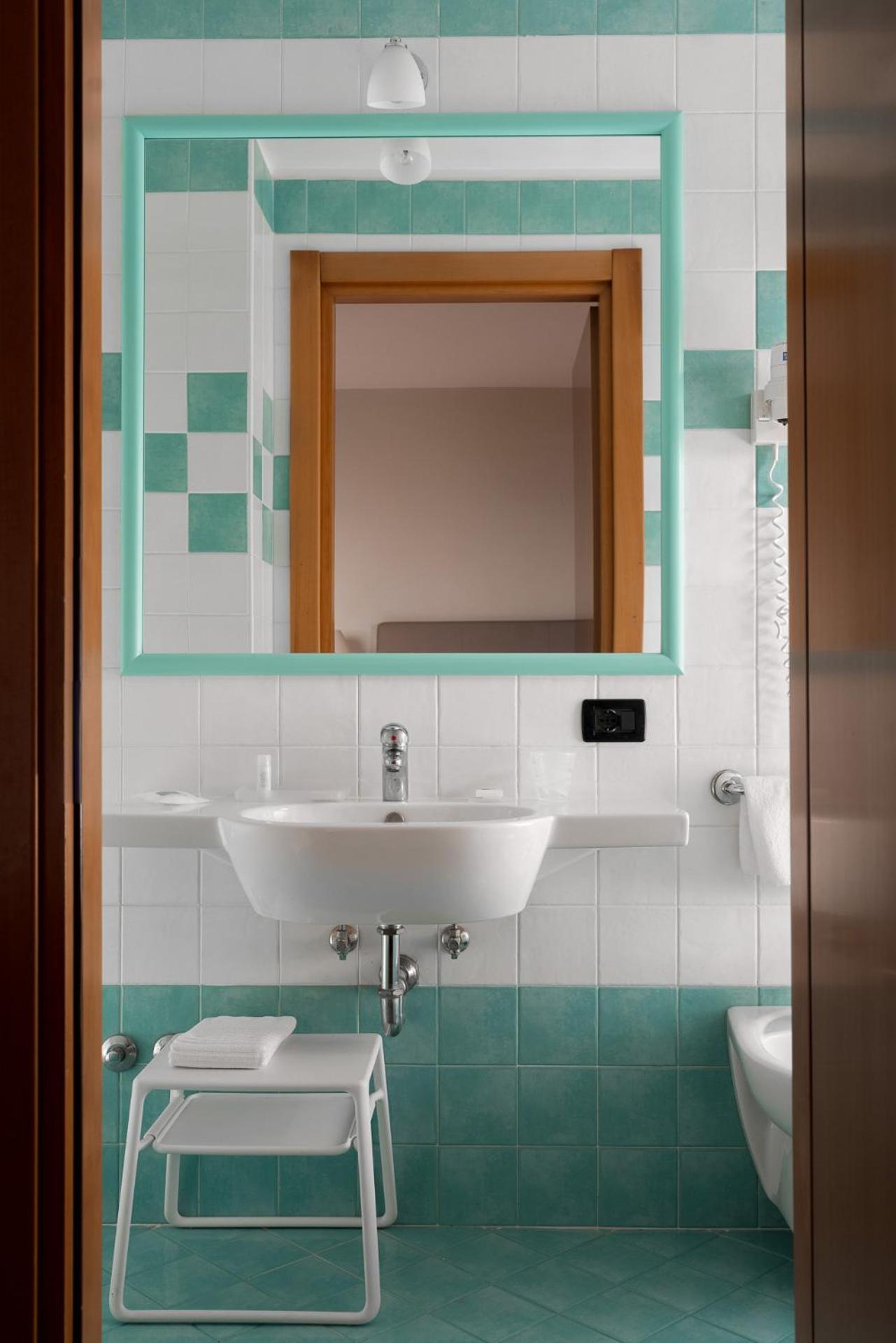 Double or Twin Room with Partial Sea View photo 2