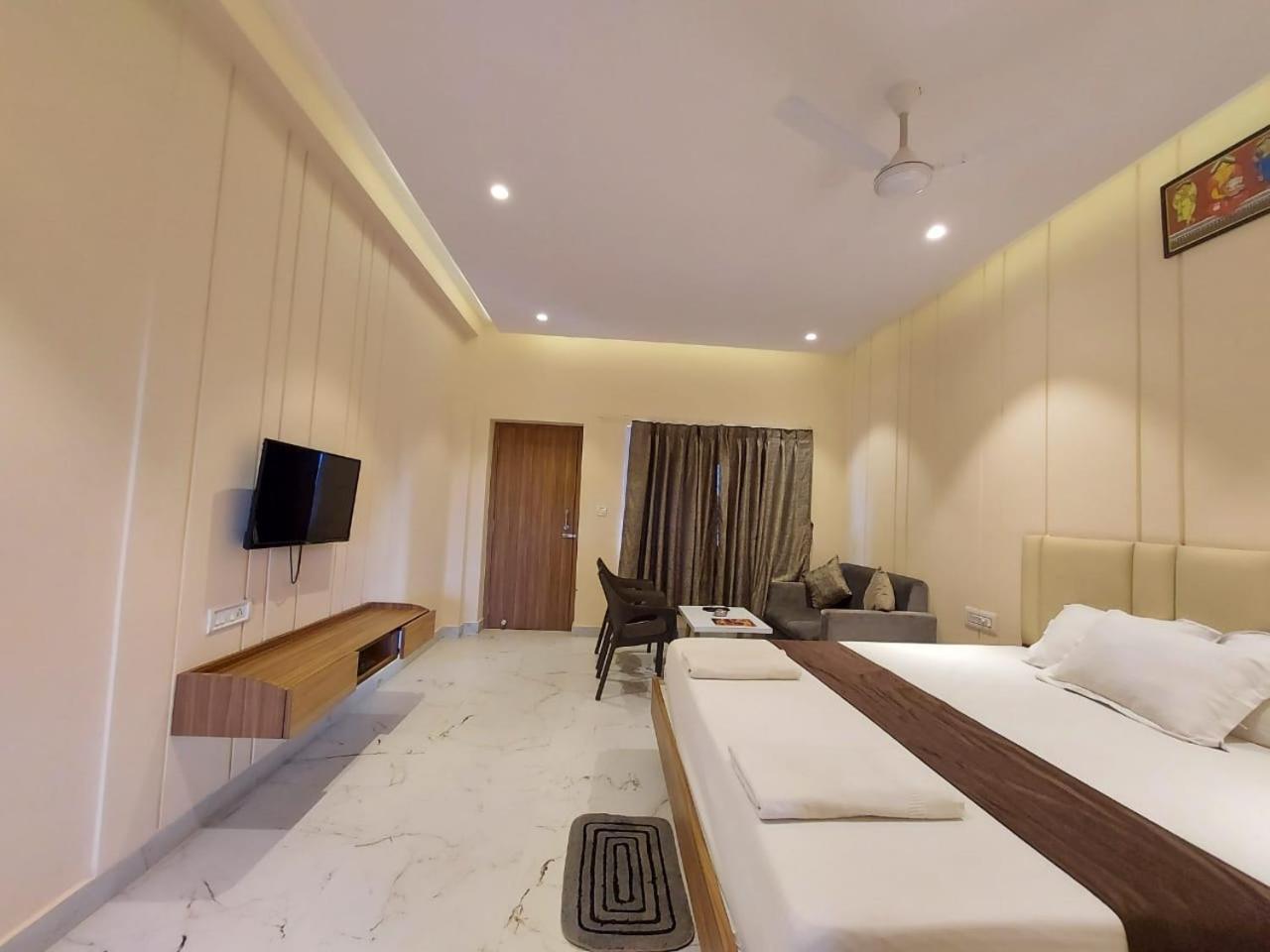 Deluxe Double Room With Side Sea View