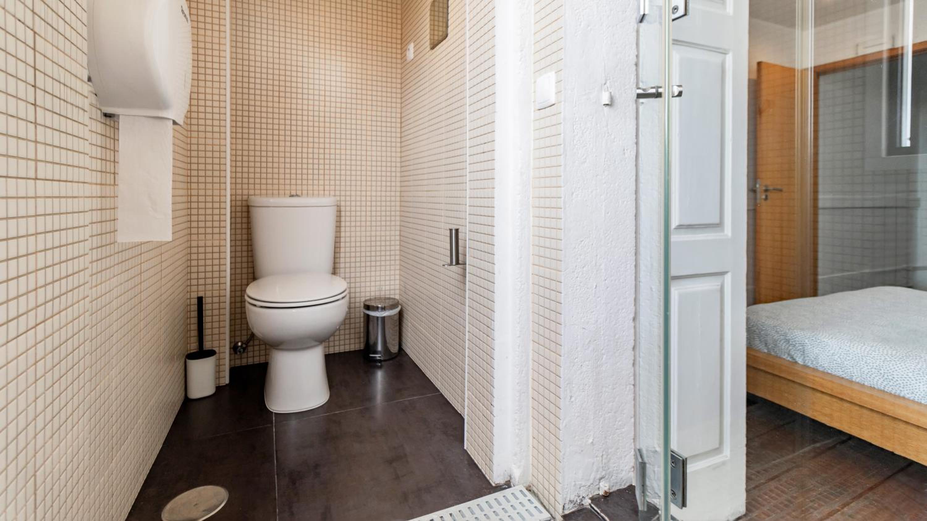 Double Room with Private Bathroom - Photo 2