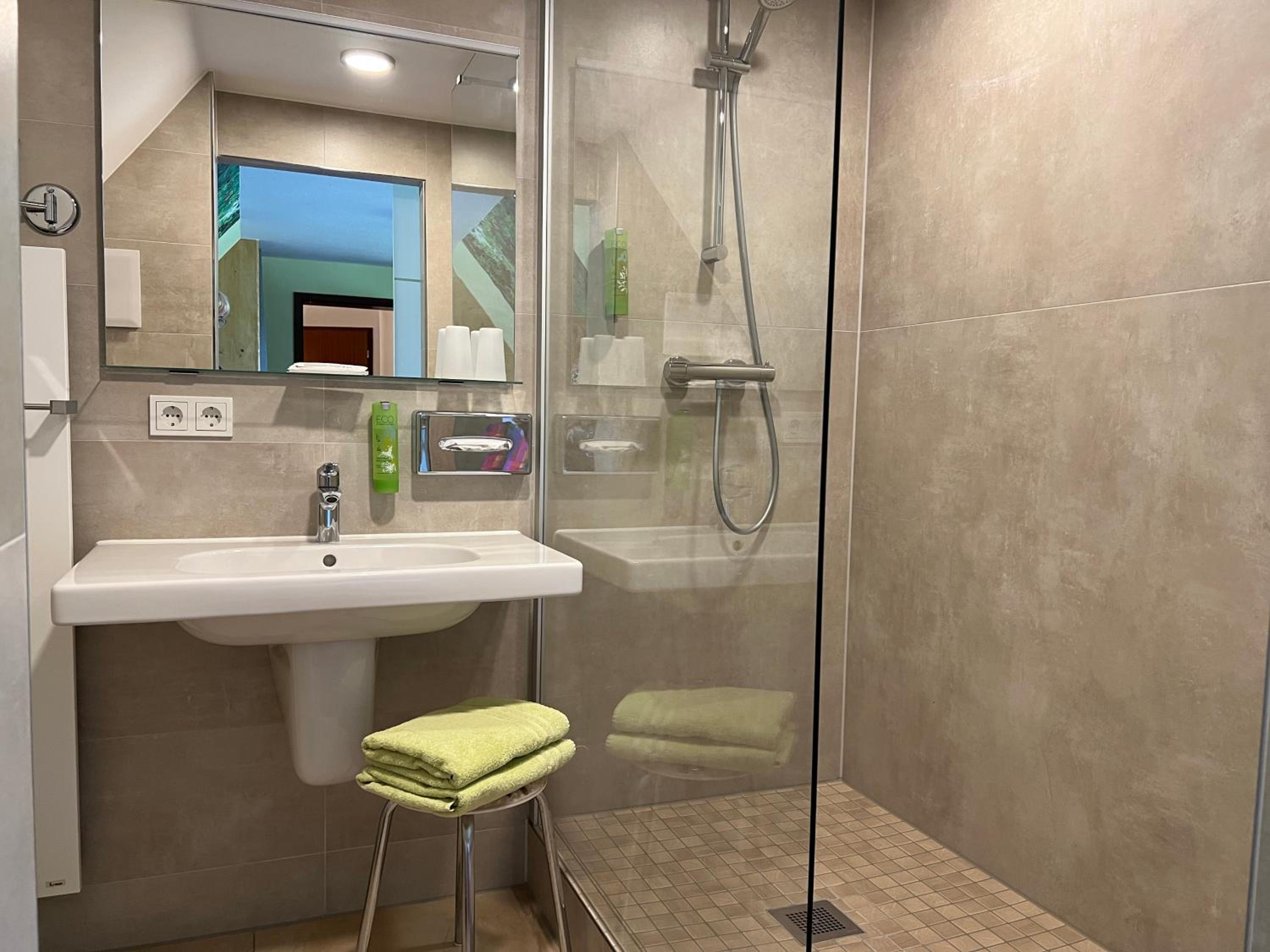 Large Double Room - Photo 2