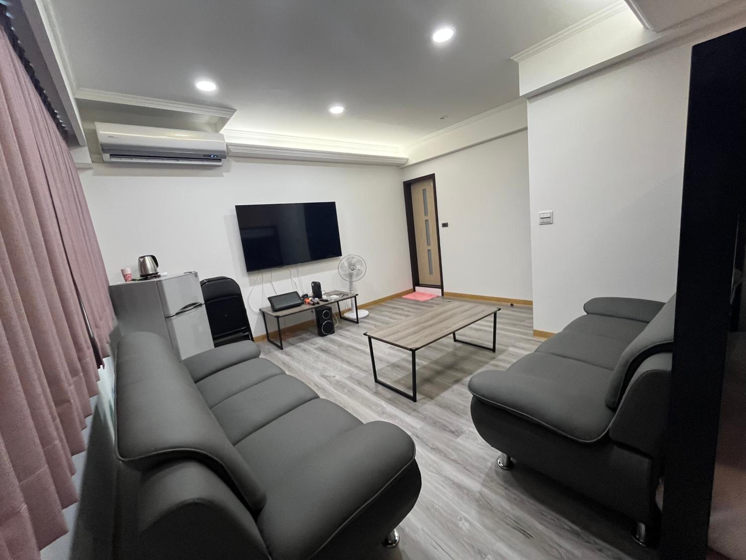 Superior Family Room photo 1