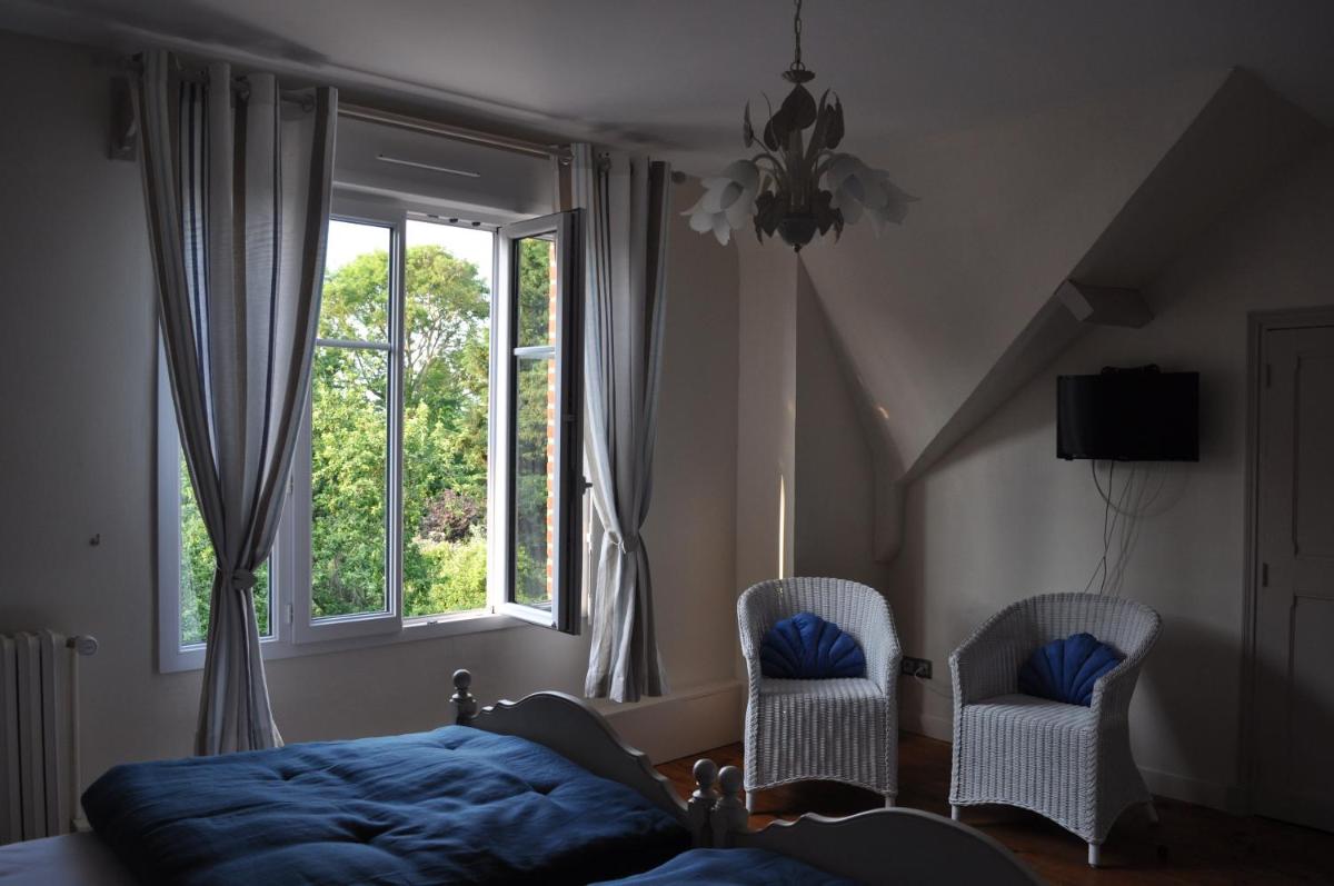 Twin Room with Private Bathroom photo 2