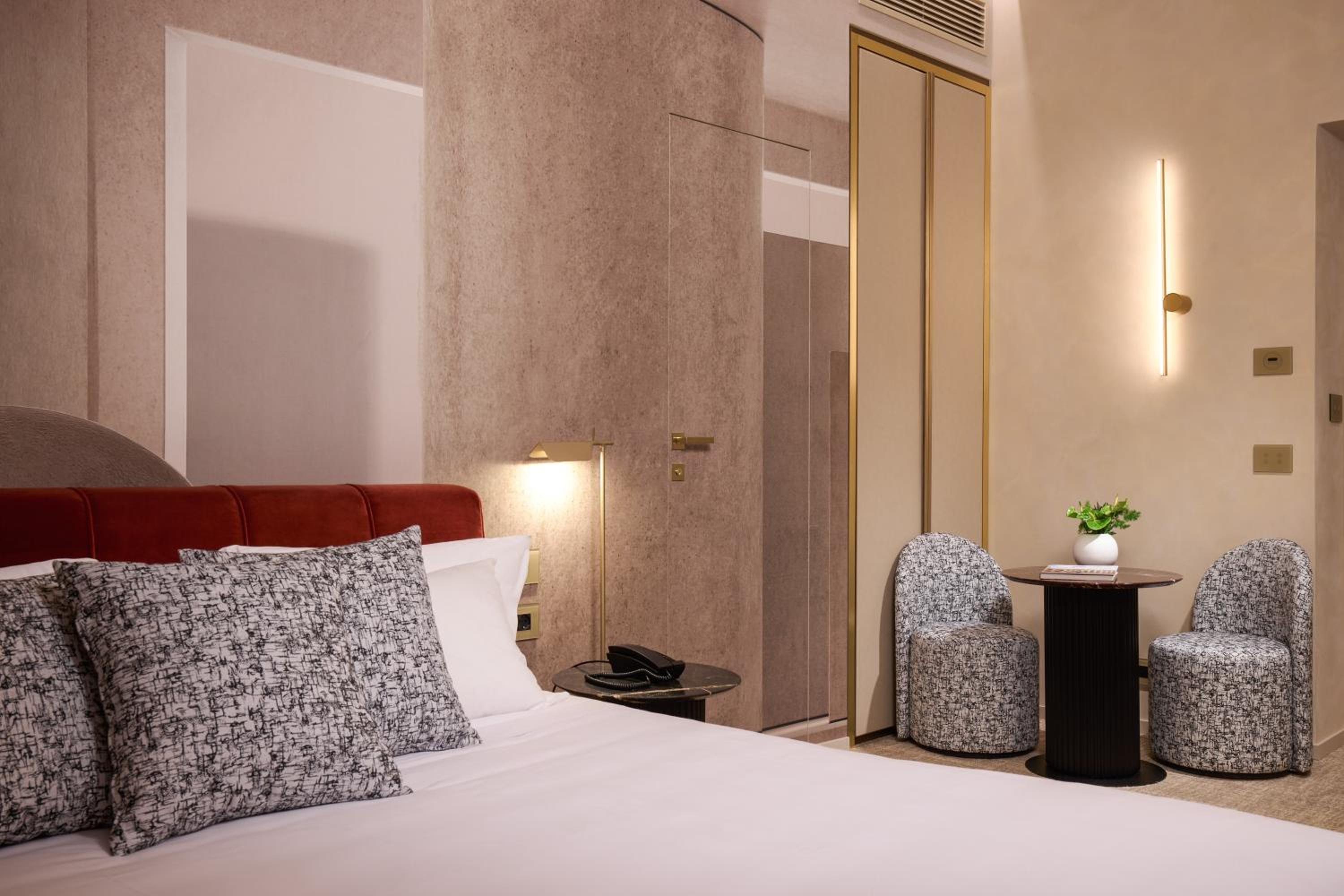 Deluxe Double or Twin Room thumbnail 5