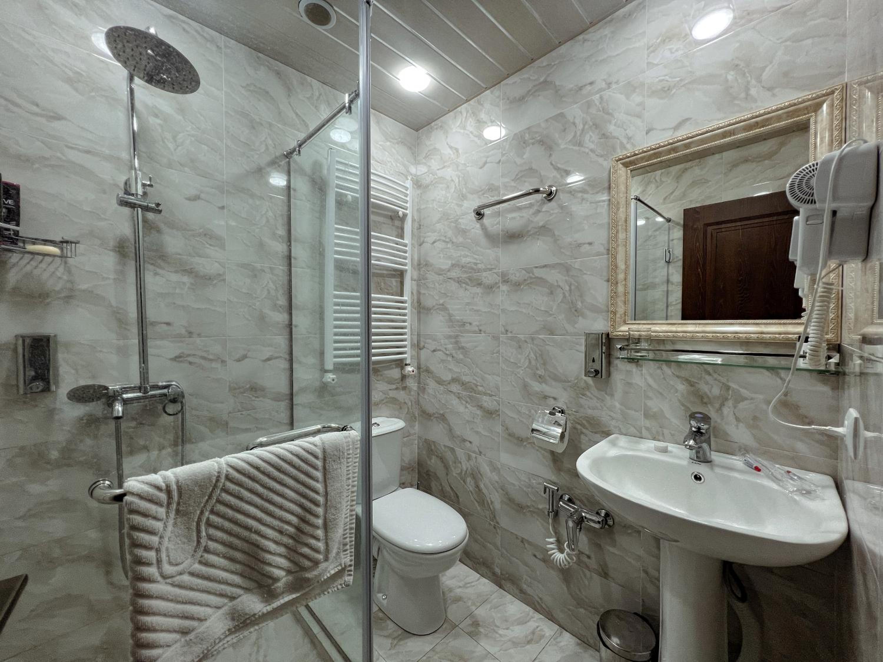 Deluxe Double Room with Shower photo 2