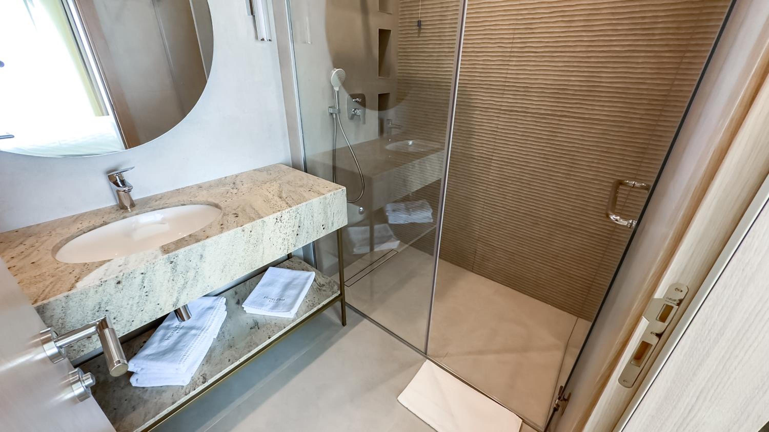 Standard Double or Twin Room with Balcony - Photo 10