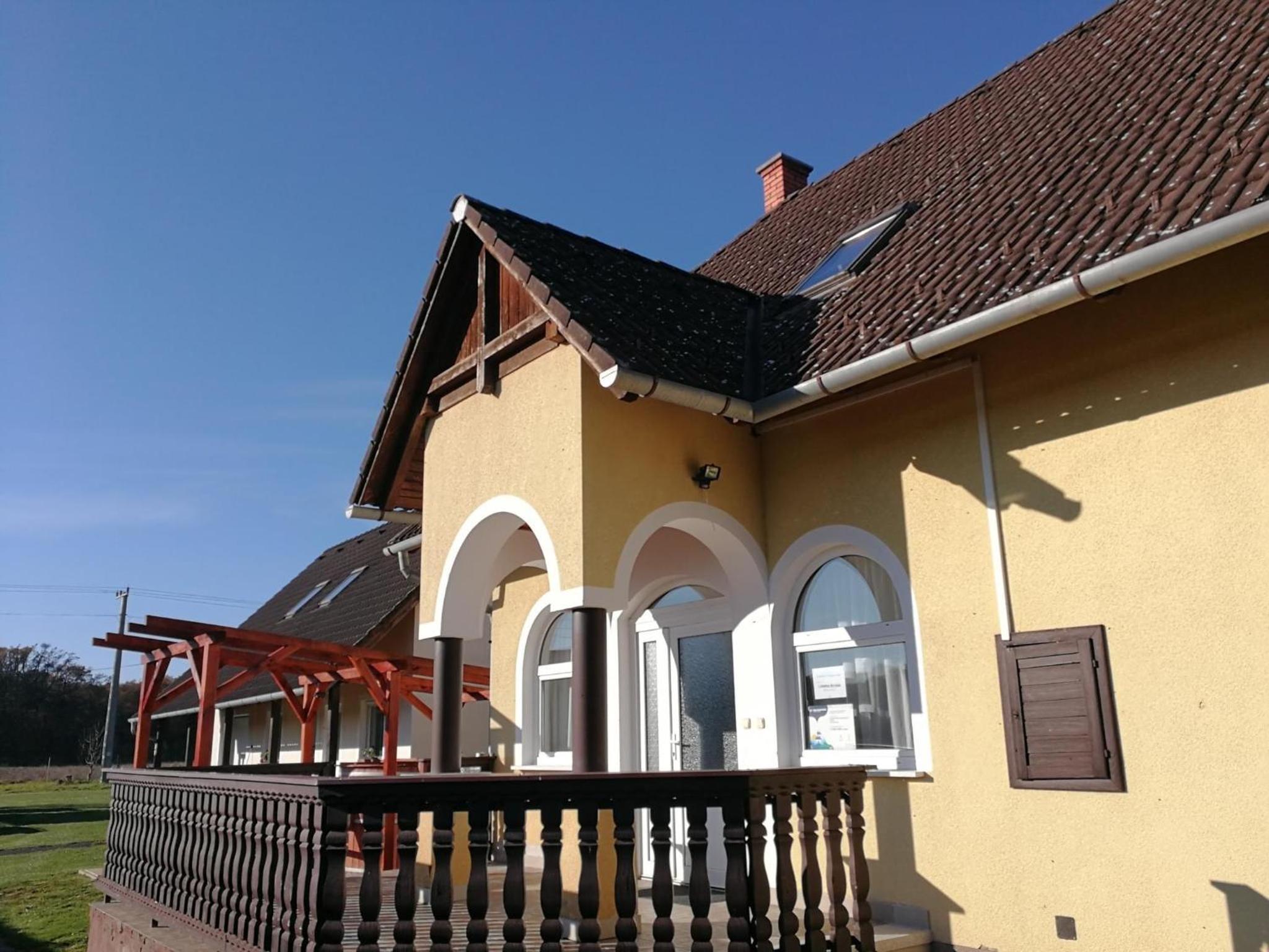 Five-Bedroom House photo 1