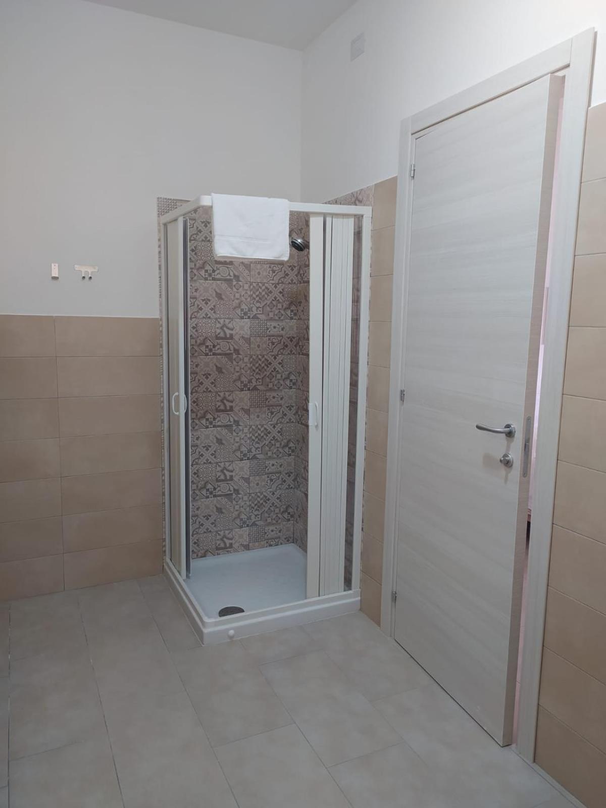 Standard Double Room - Photo 3