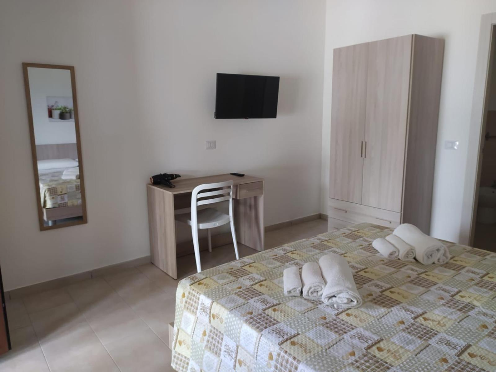 Standard Double Room - Photo 5