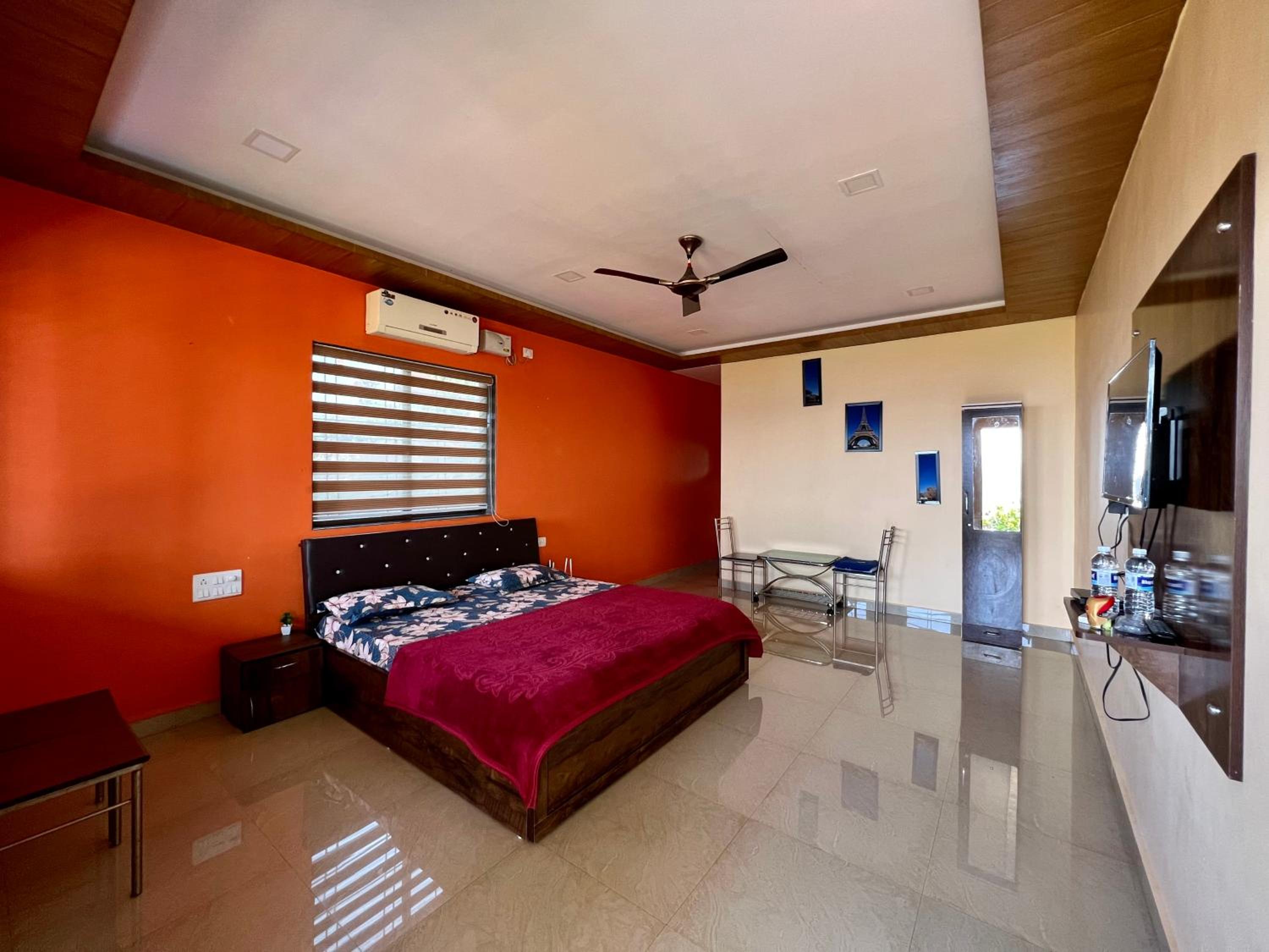 Superior Family Room - Photo 1