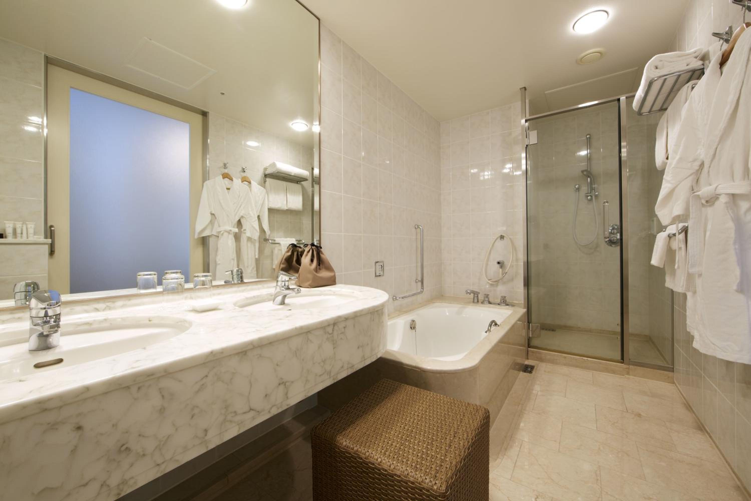 Deluxe Twin Room with Extra Bed (Non-Smoking)+ Sauna Access photo