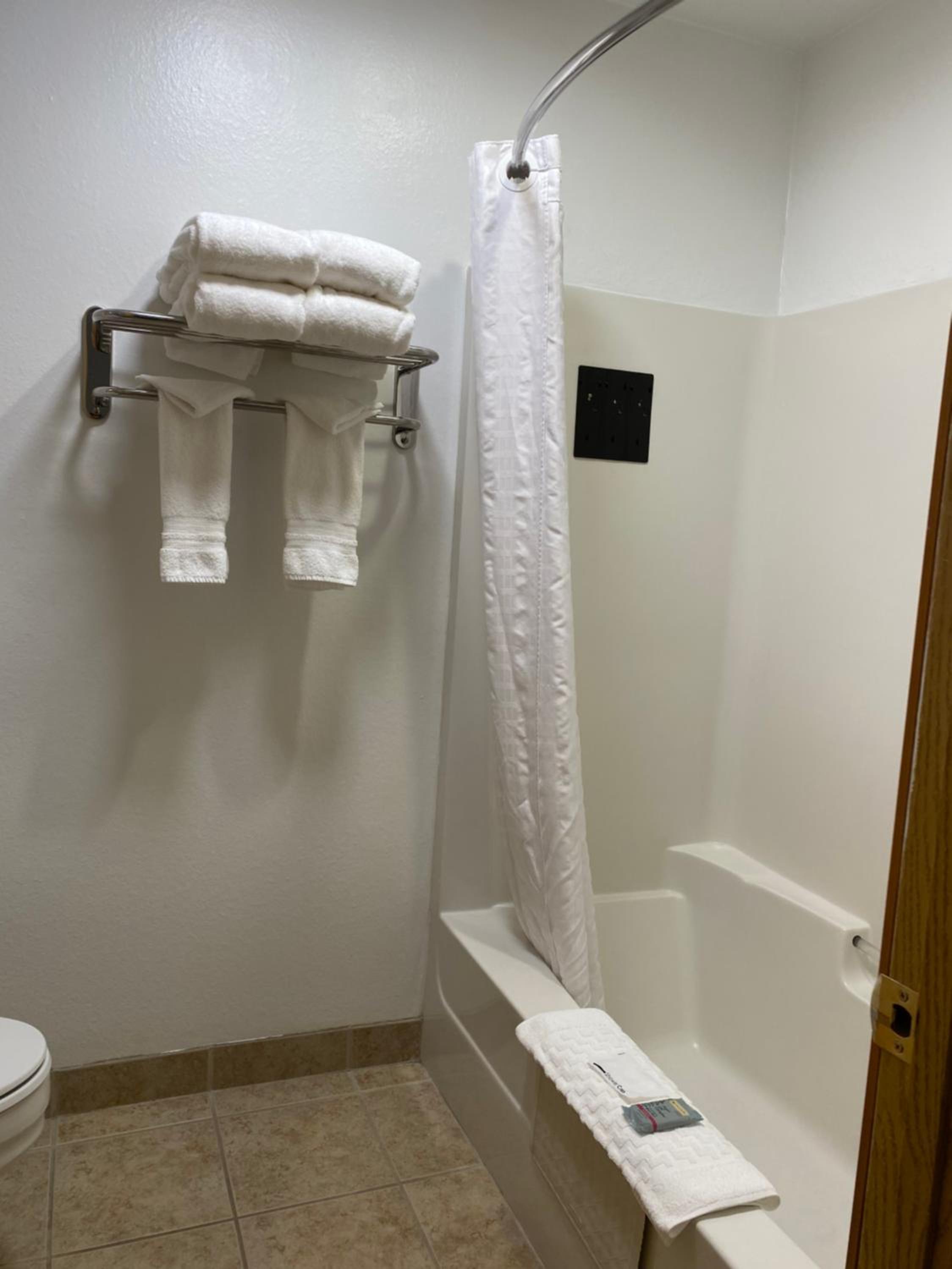 Queen Room with Two Queen Beds - Non-Smoking photo 2