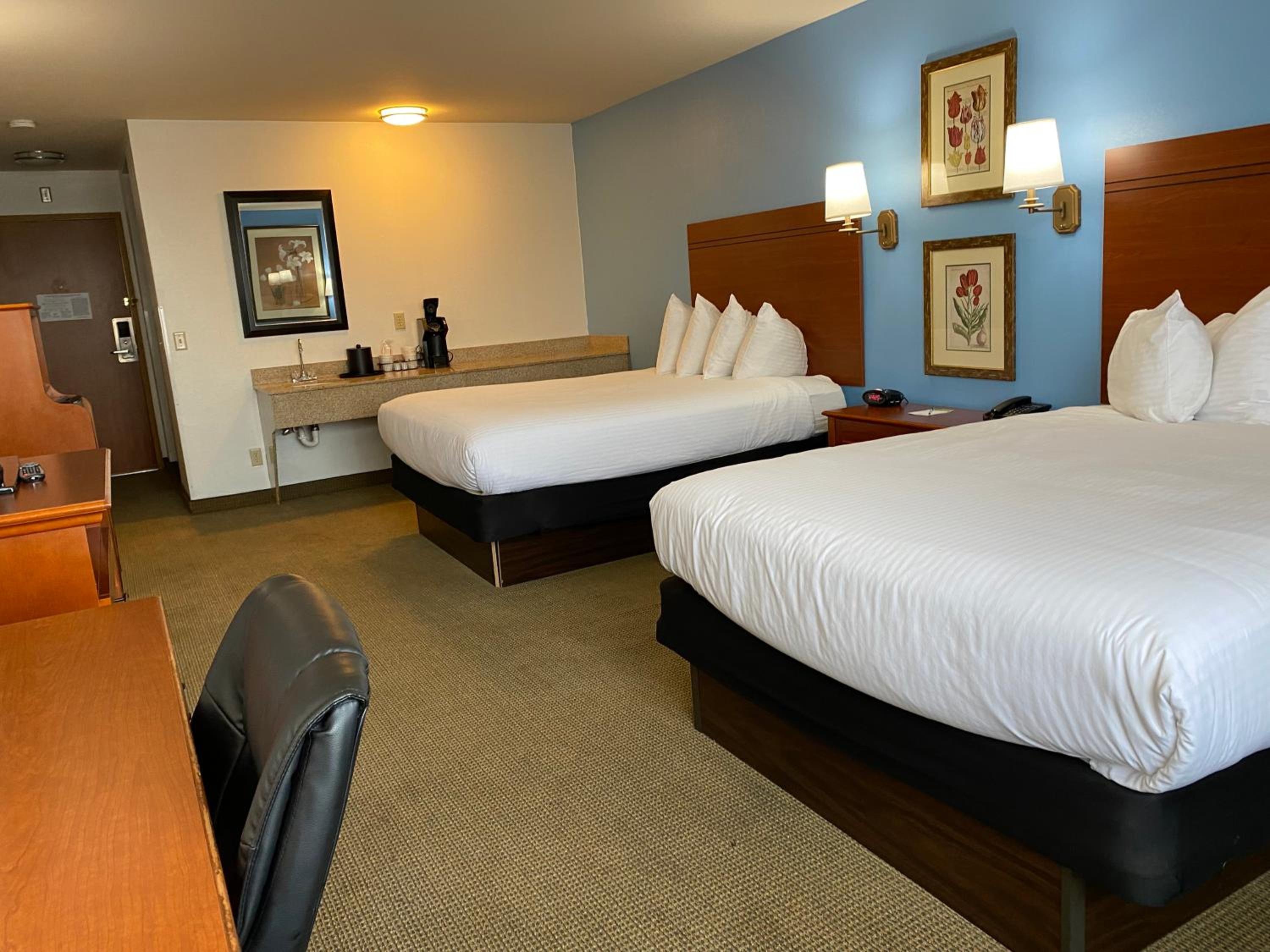 Queen Room with Two Queen Beds - Non-Smoking photo 3