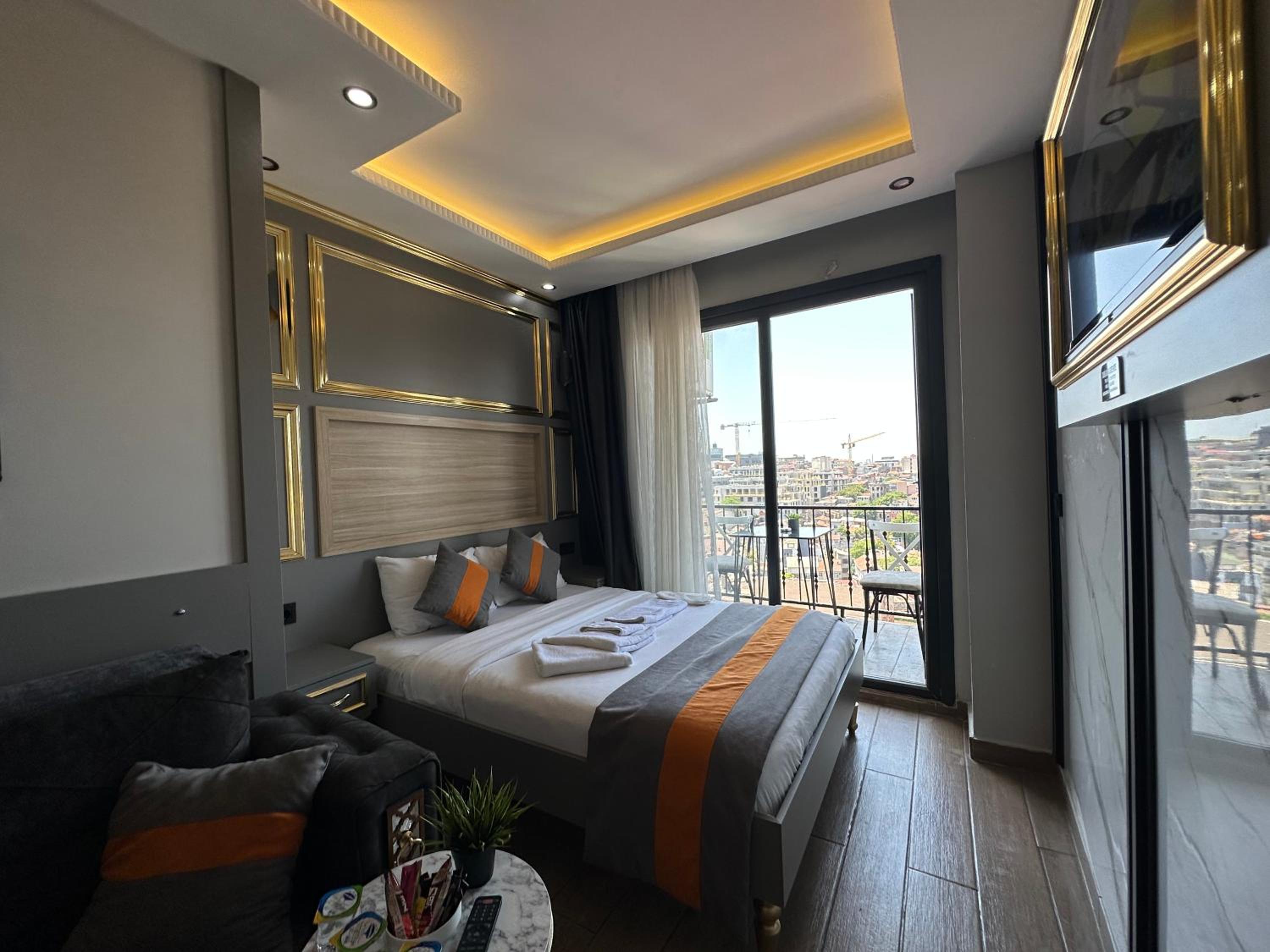 Suite with Balcony photo 1