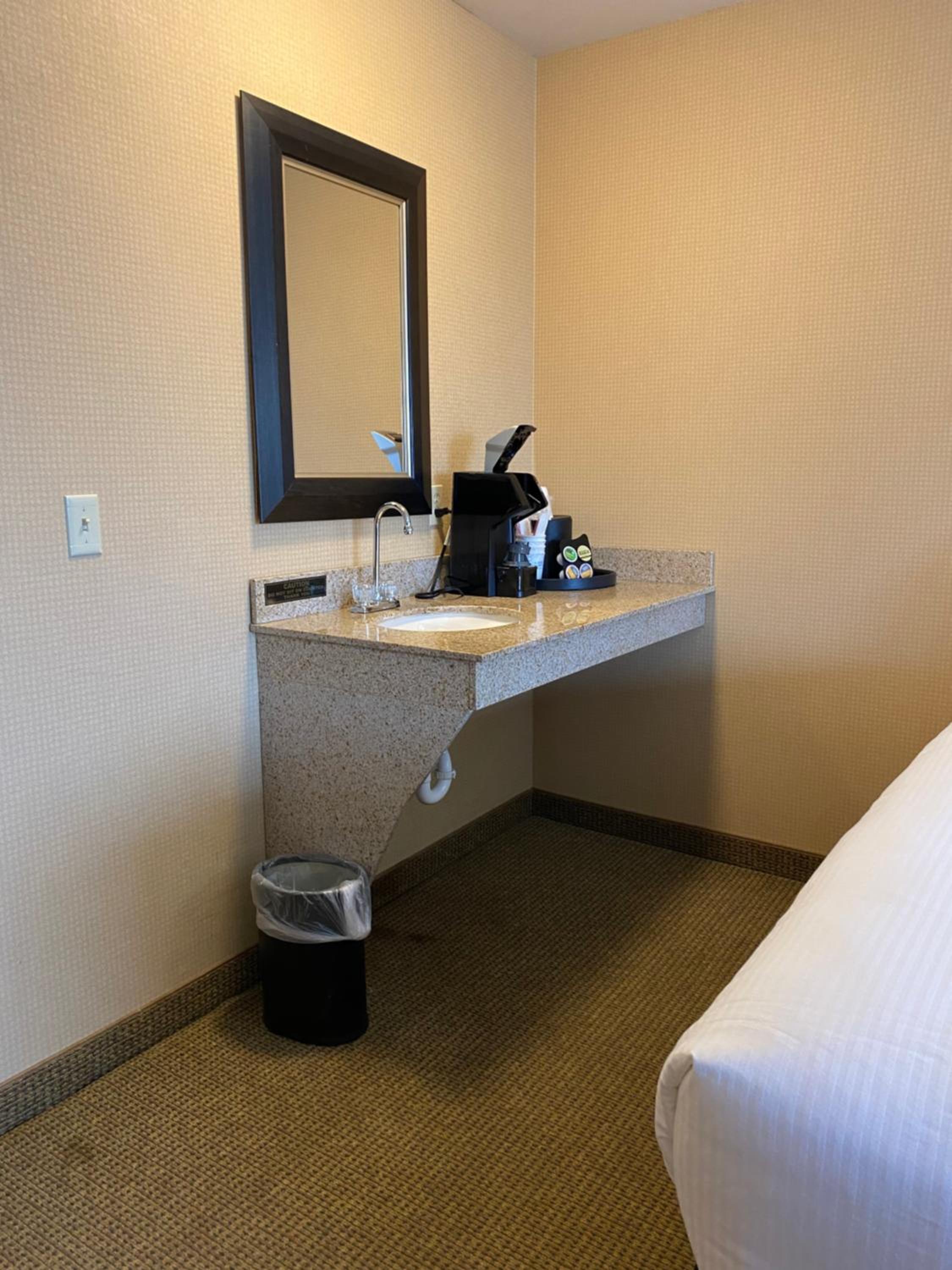 King Room with Roll-in Shower - Mobility Access/Non-Smoking photo 1