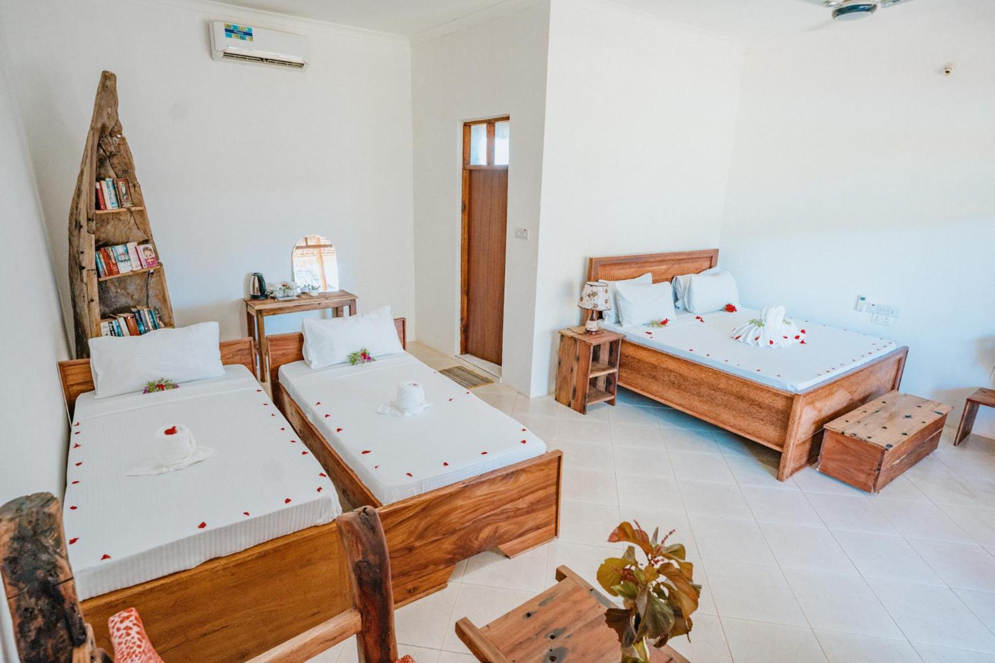 Triple Room with Pool View - Photo 5