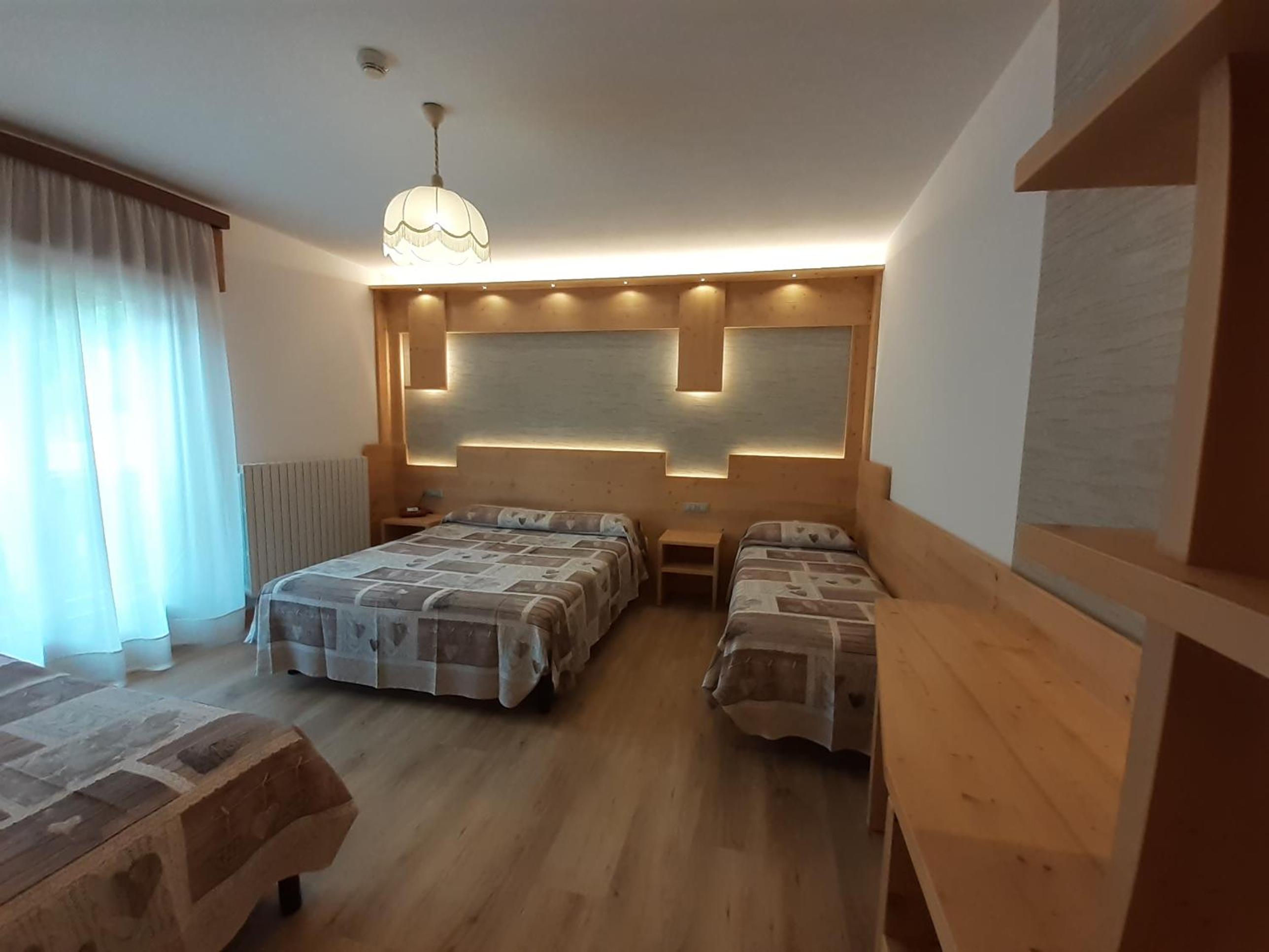Family Room with Mountain View - Photo 2