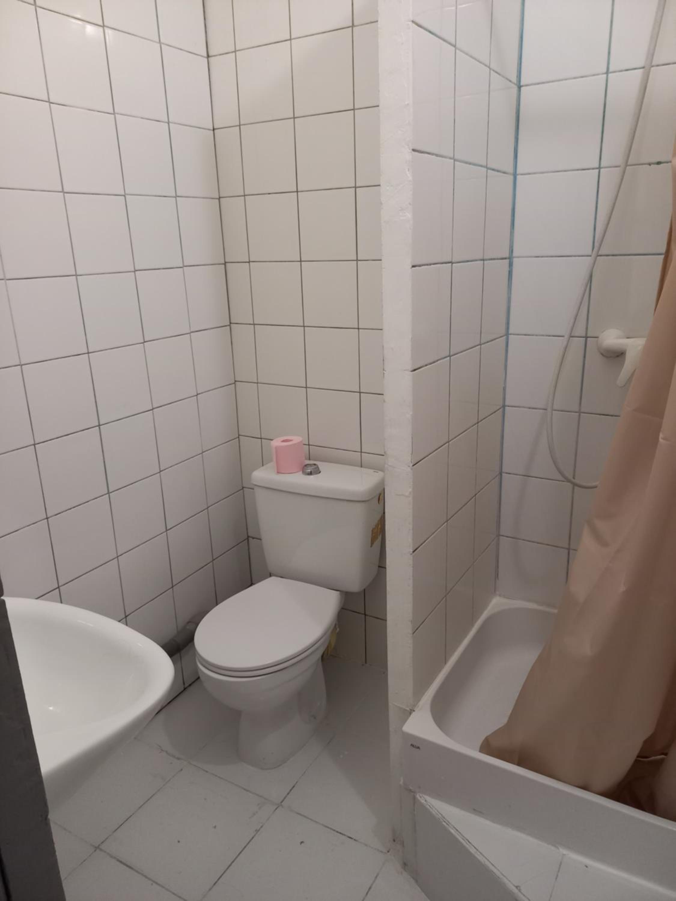 Double Room with Shower - Photo 4