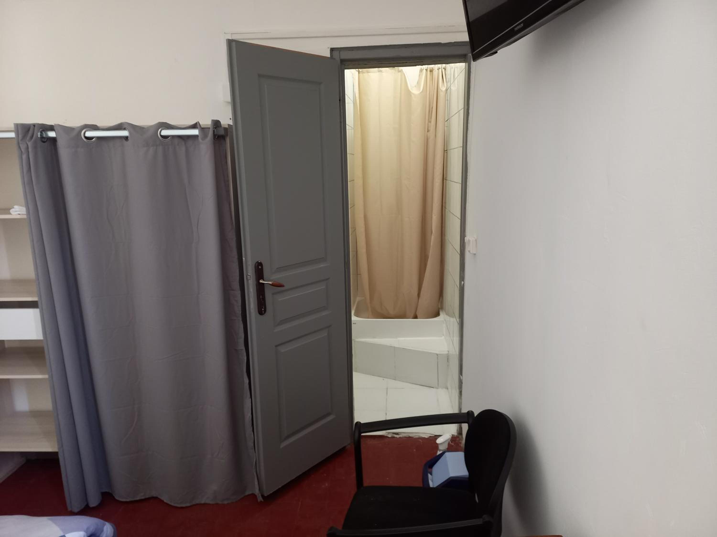 Standard Twin Room - Photo 4