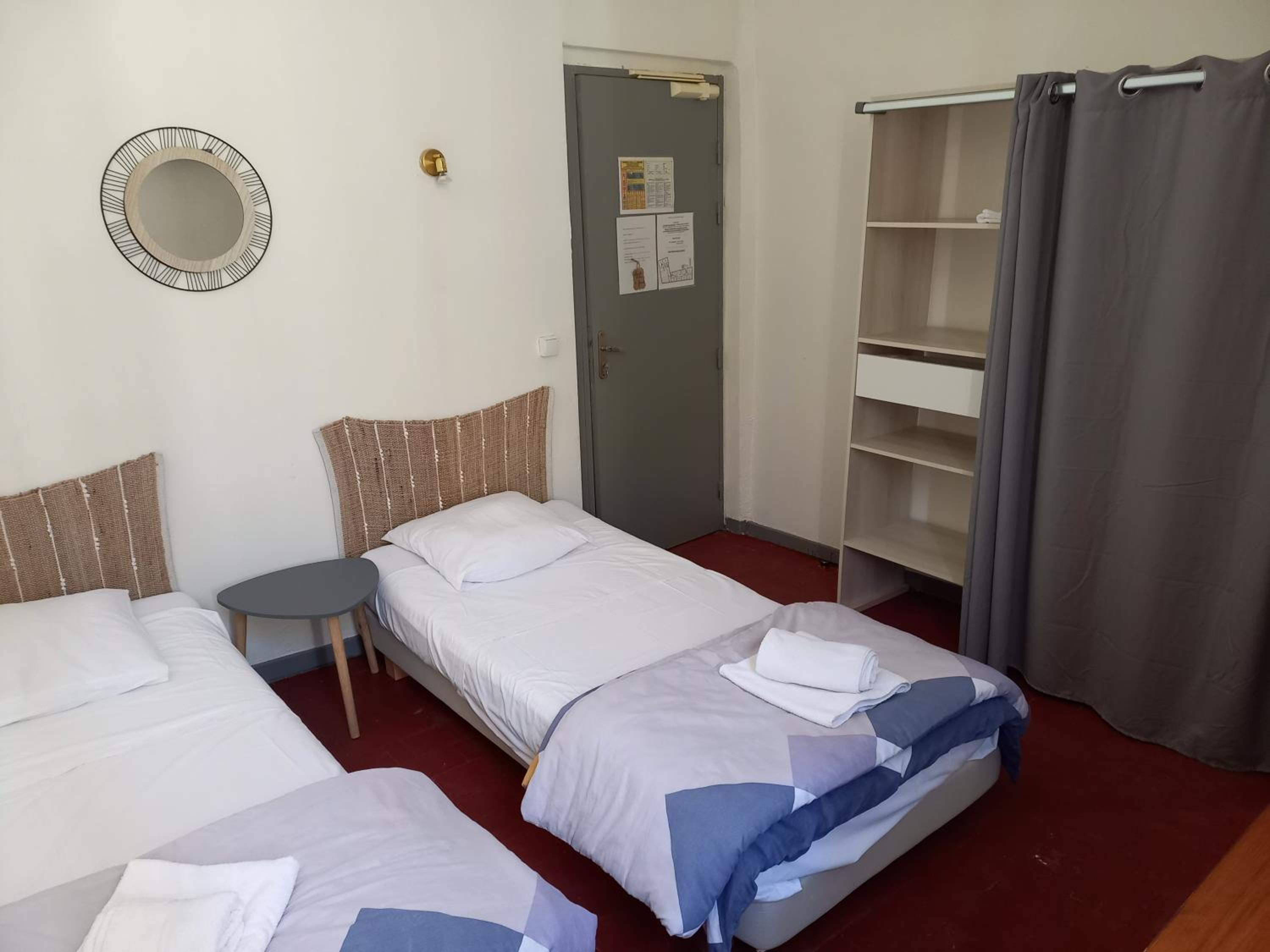Standard Twin Room - Photo 3