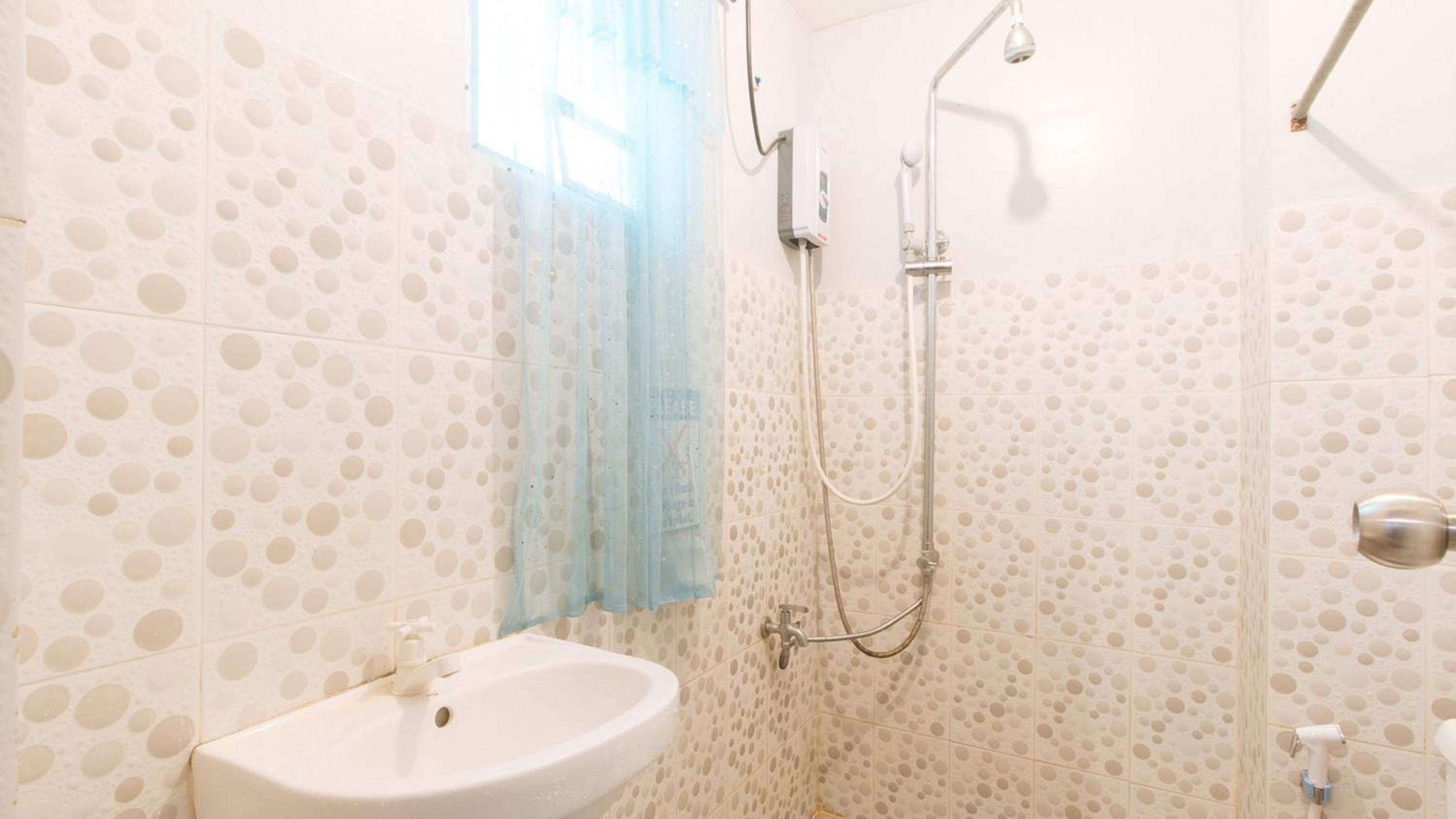 Standard Double Room - Photo 8
