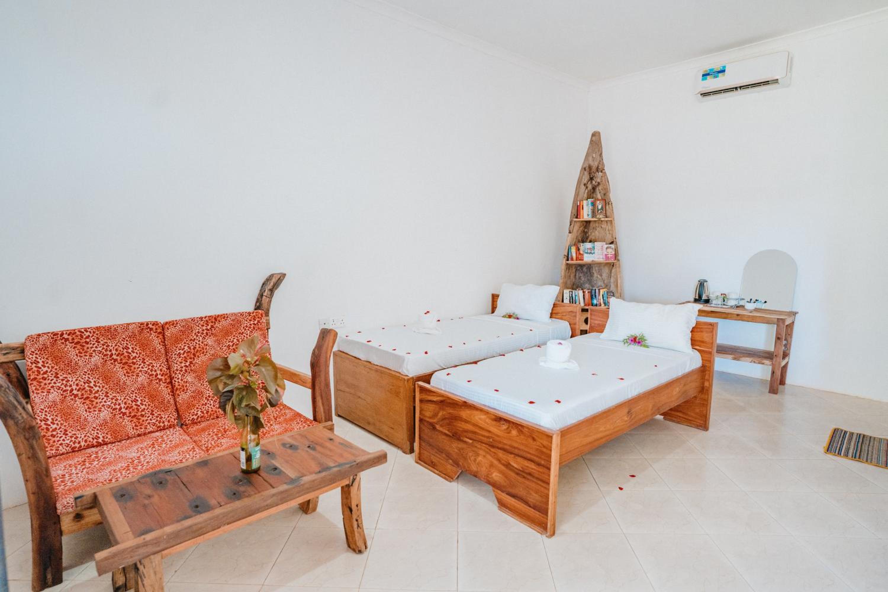 Twin Room with Pool View - Photo 5