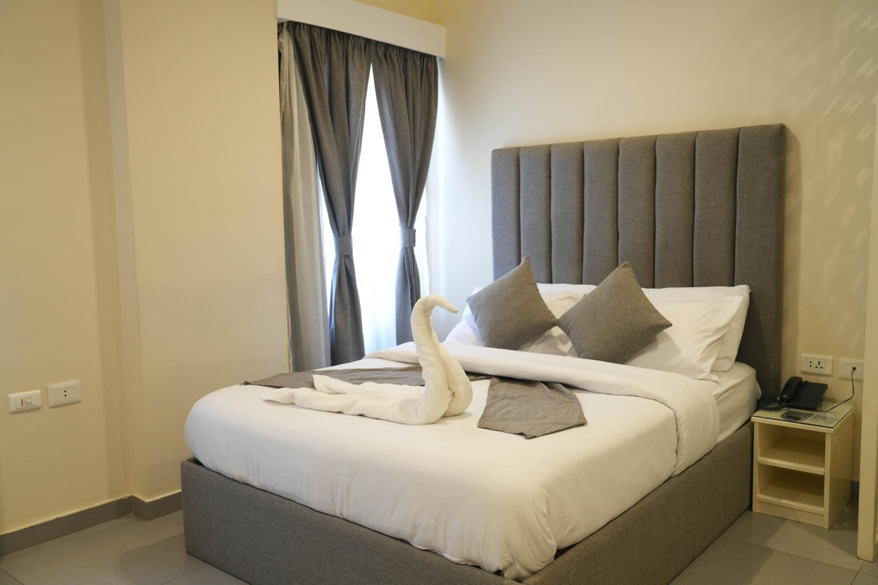 Deluxe Queen Room - Photo 40