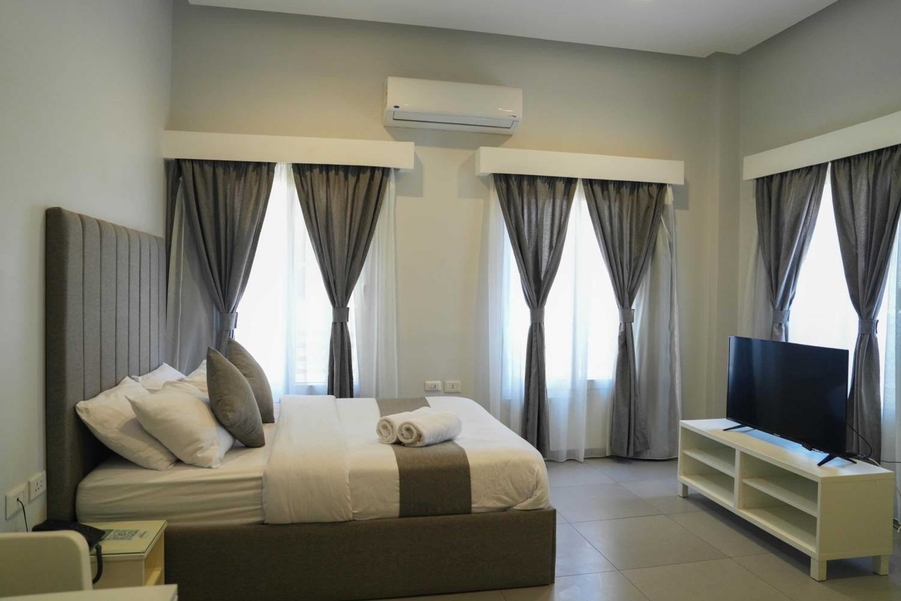Deluxe Queen Room - Photo 43