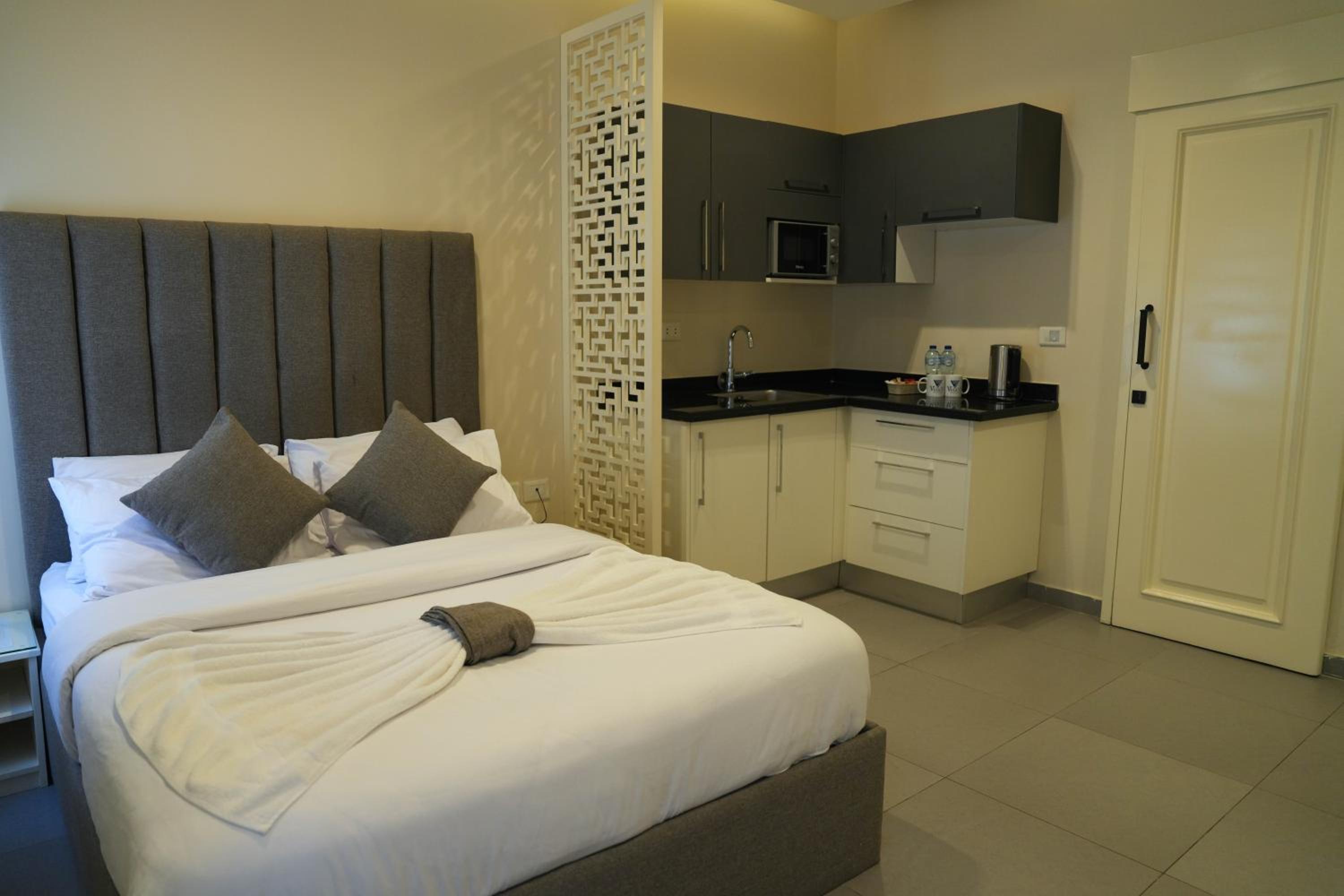 Deluxe Queen Room - Photo 18