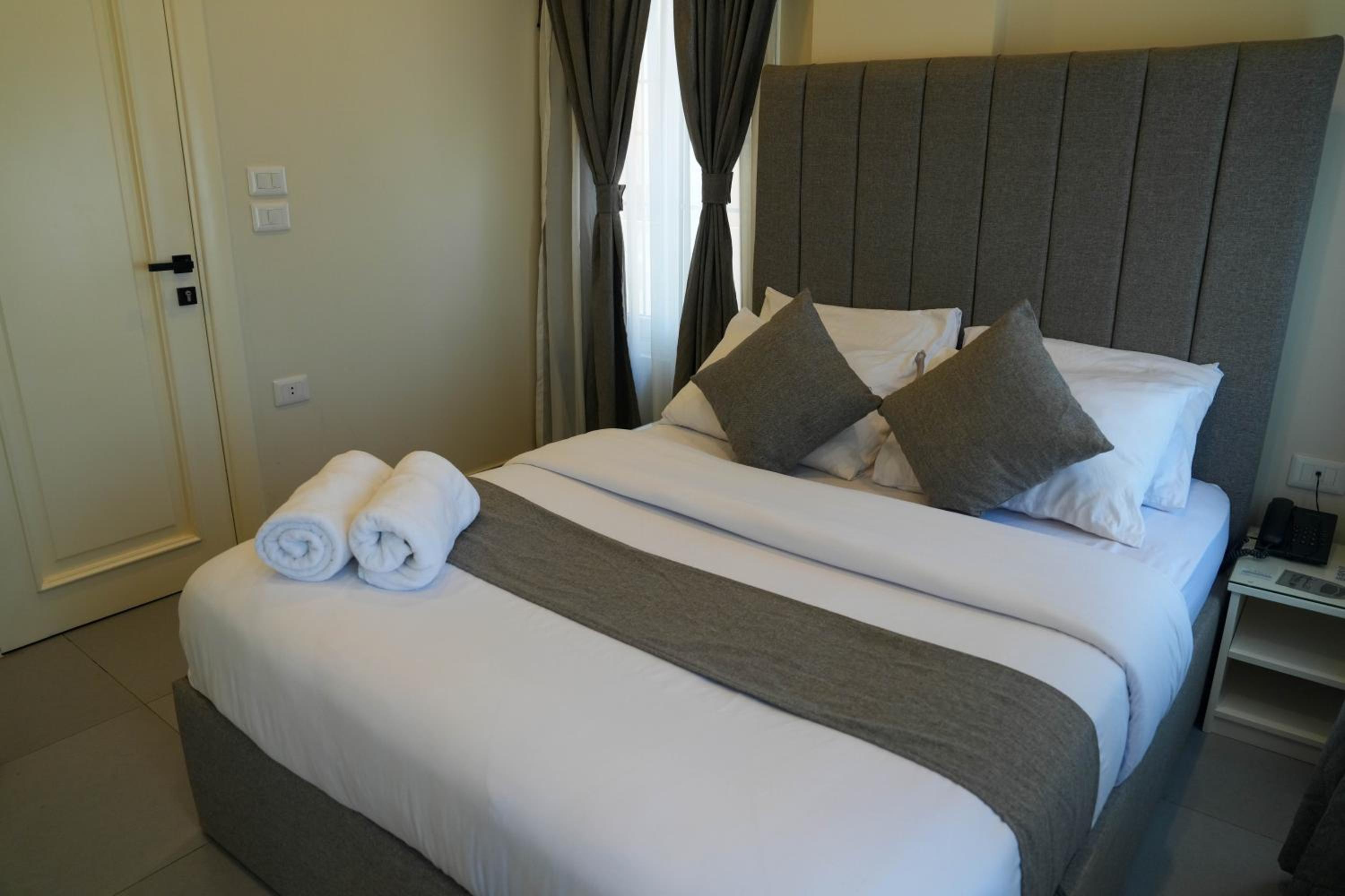 Deluxe Queen Room - Photo 19