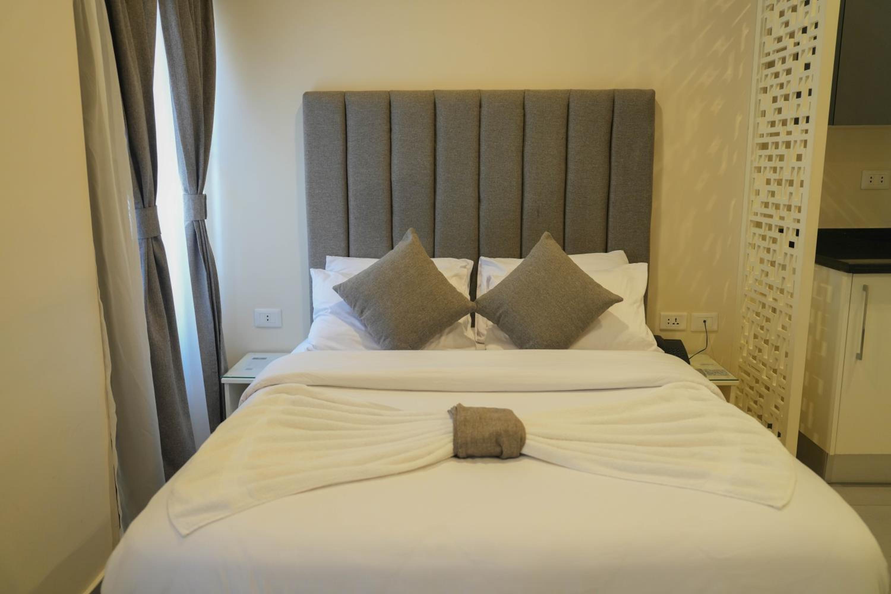 Deluxe Queen Room - Photo 20