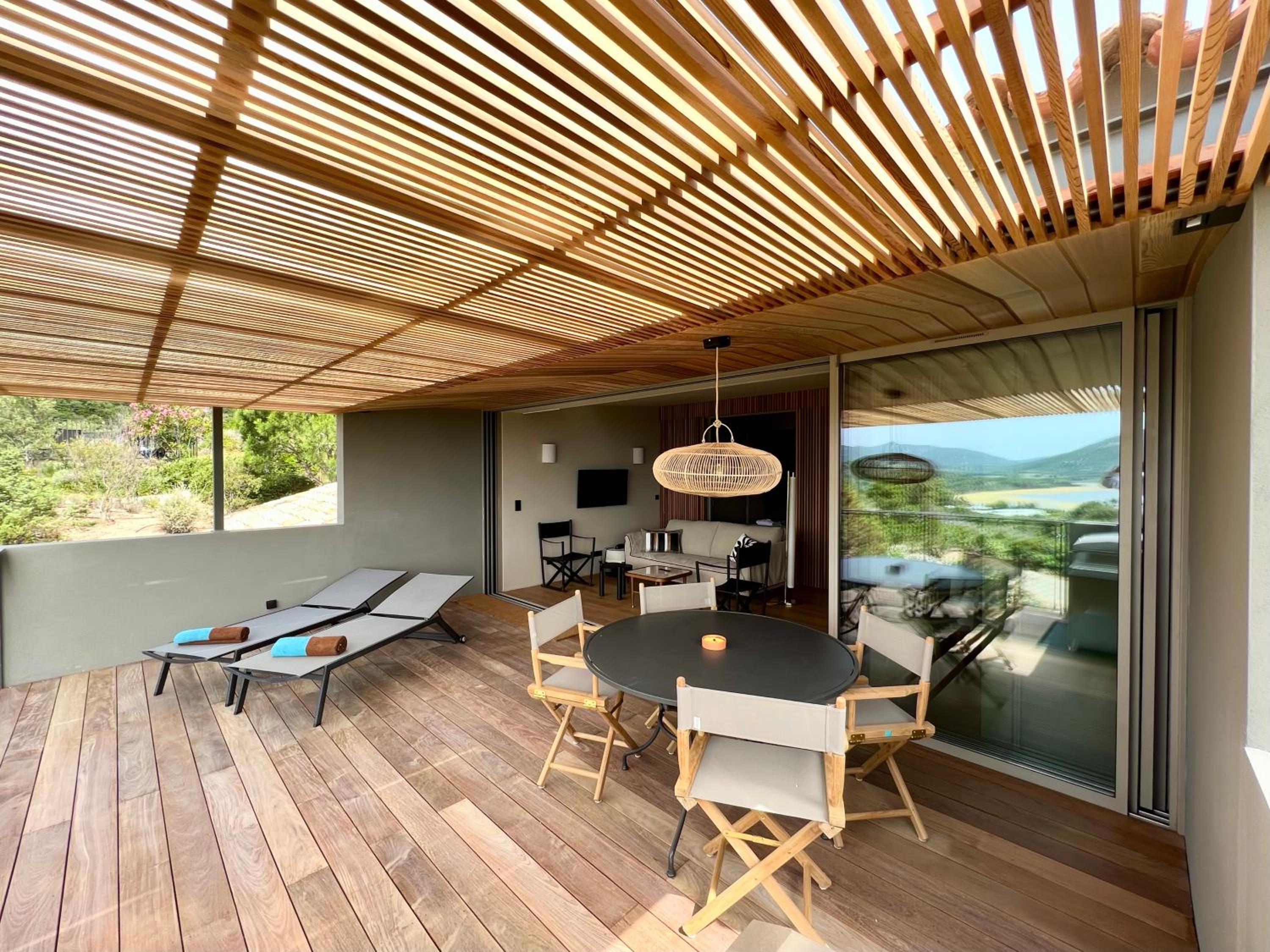 Prestige Two-Bedroom Apartment with Sea View photo 2