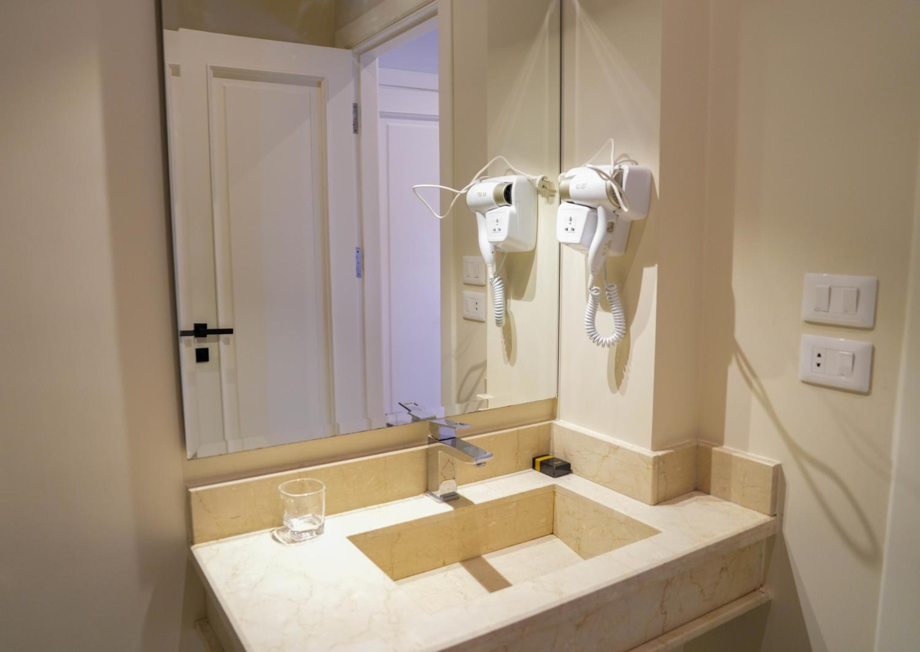 Deluxe Queen Room - Photo 23