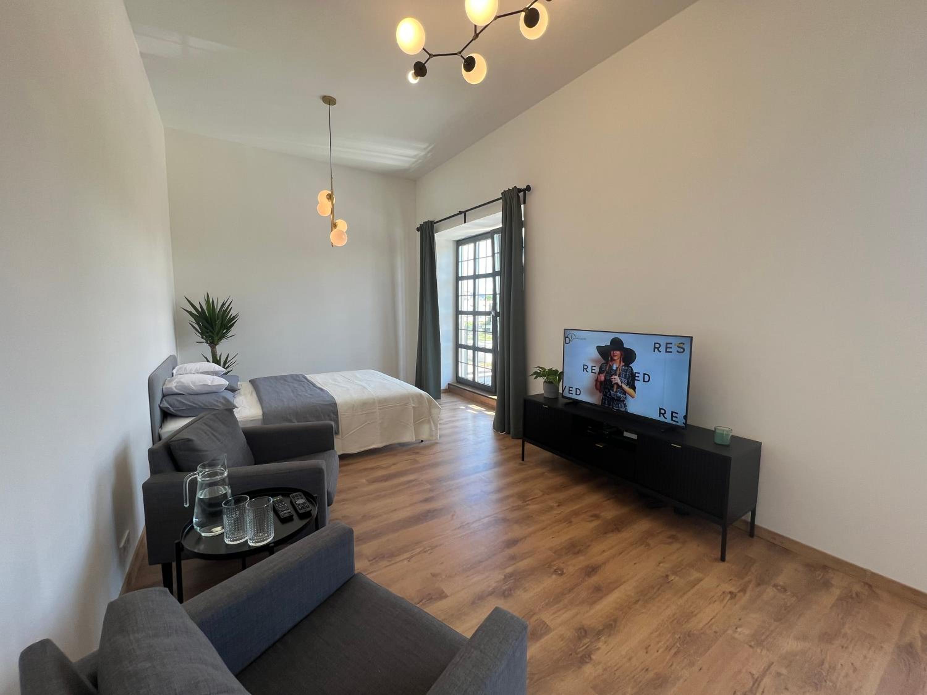 One-Bedroom Apartment photo 1