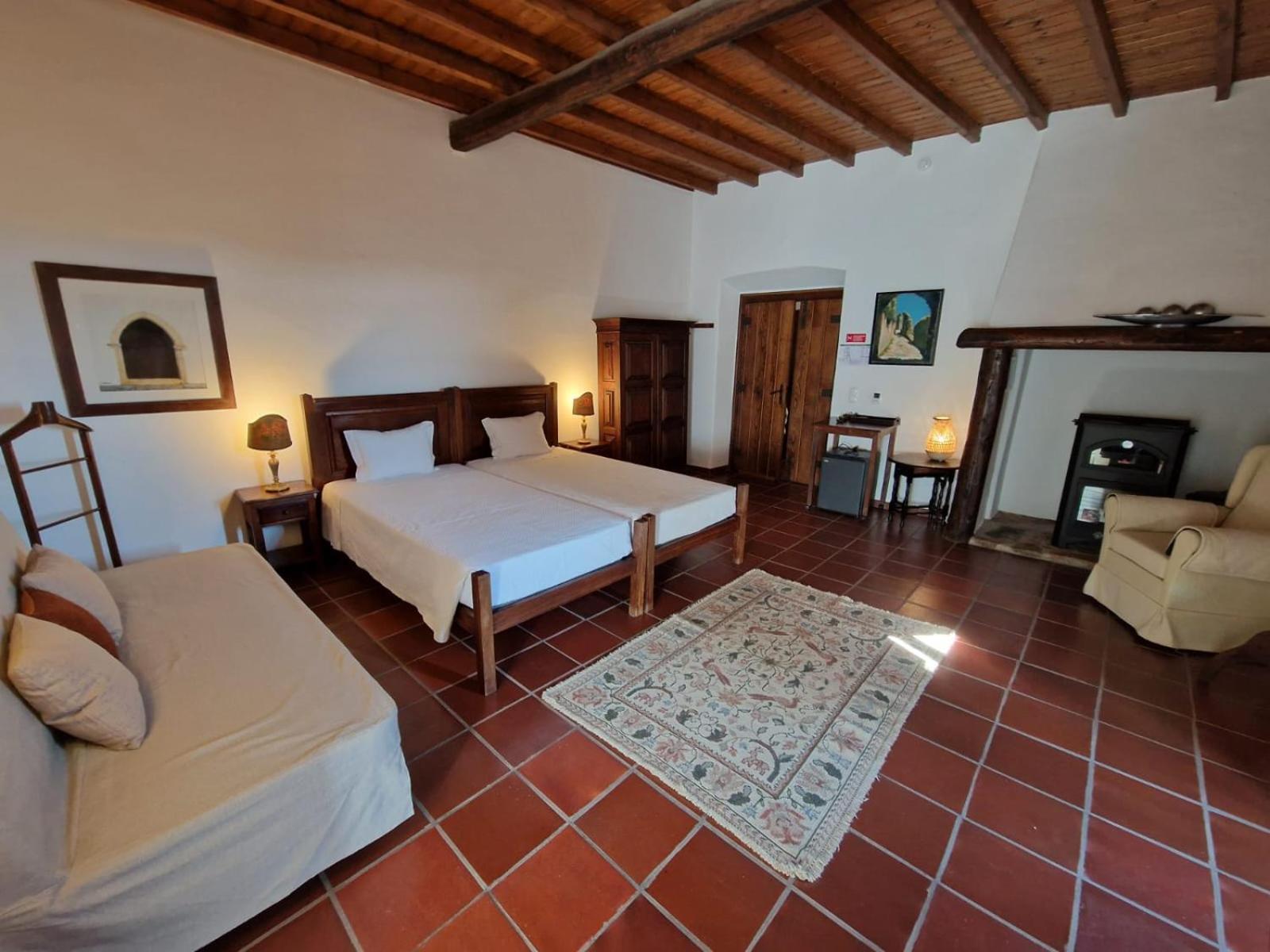 Deluxe Family Suite - Photo 4