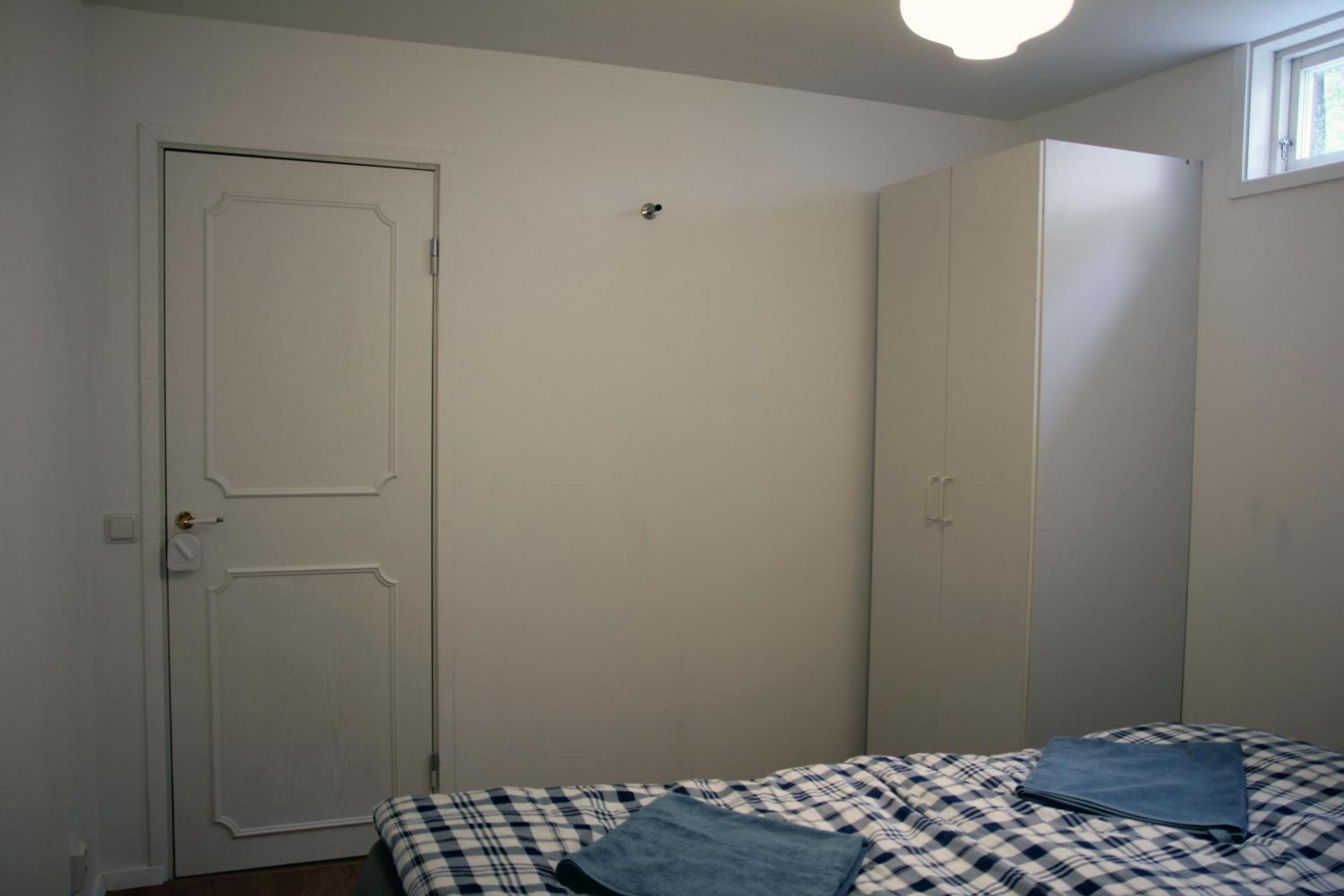 Queen Room with Shared Bathroom photo 3