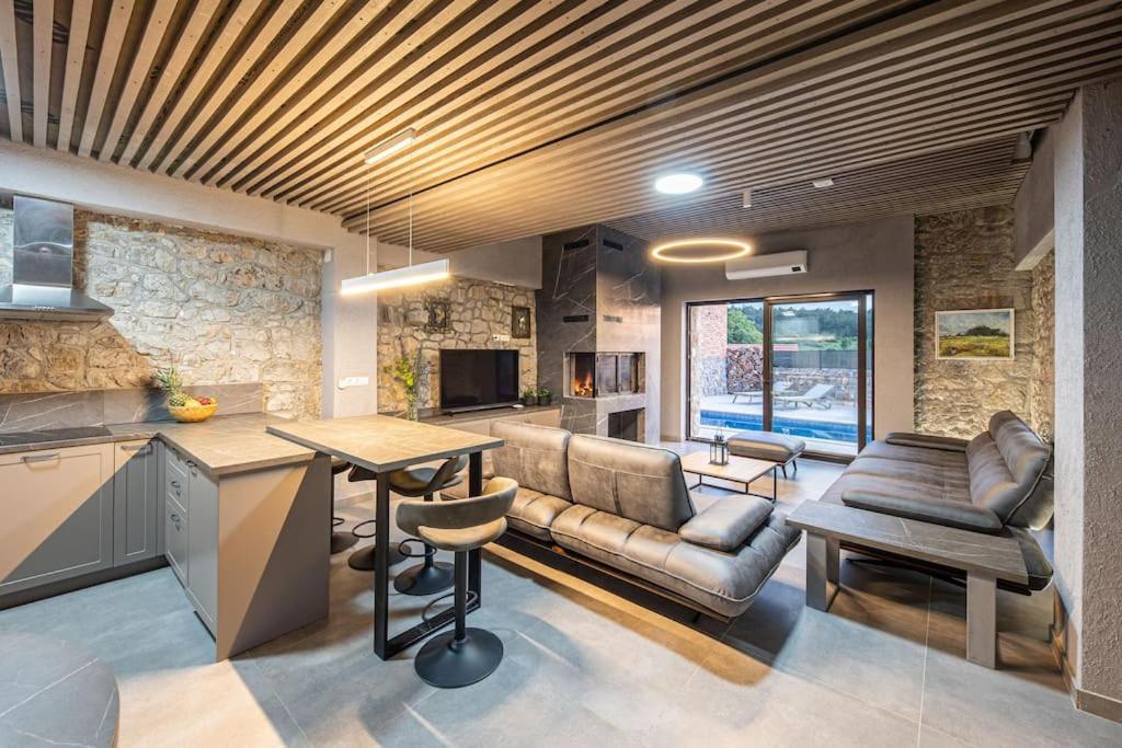 Villa photo 2