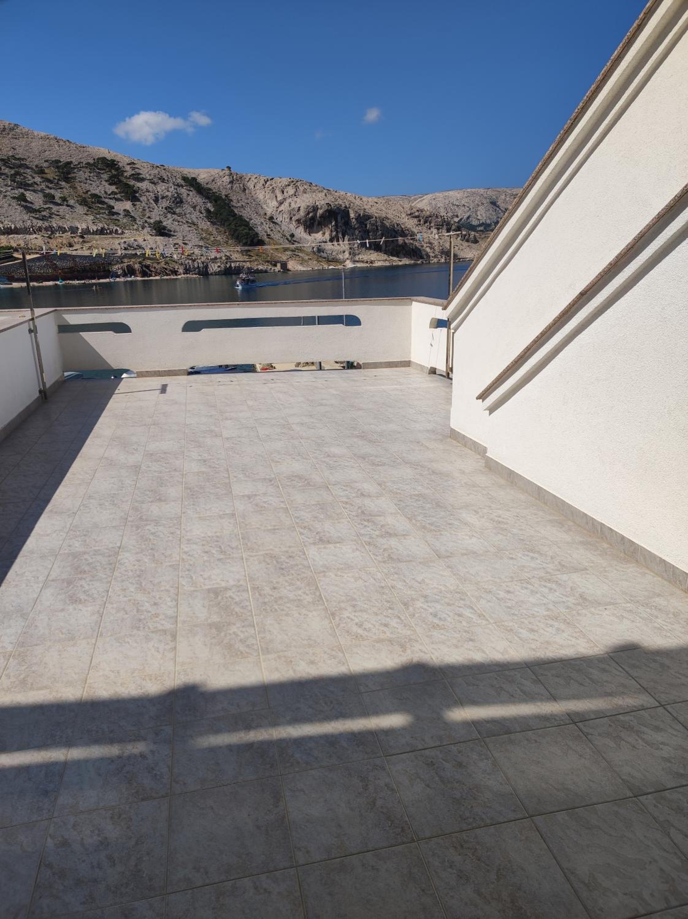 One-Bedroom Apartment with Sea View photo 2