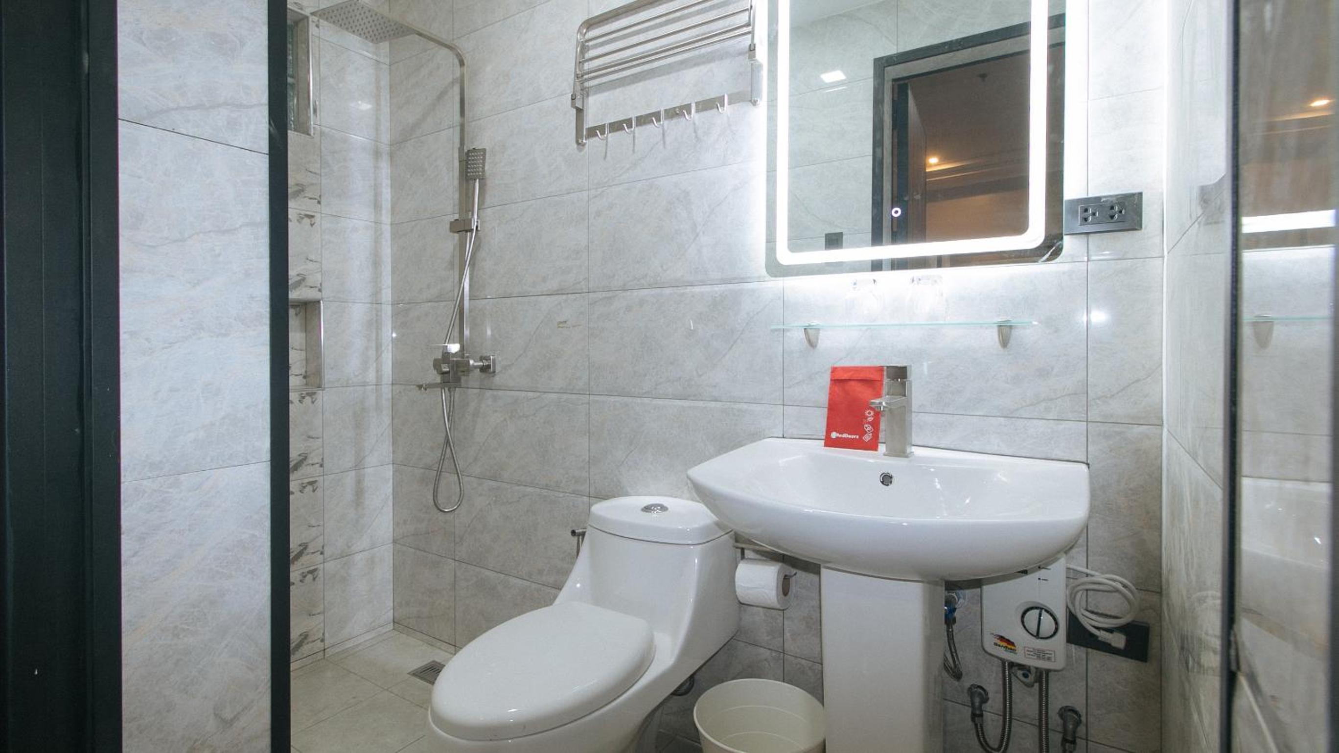 Standard Double Room - Photo 12